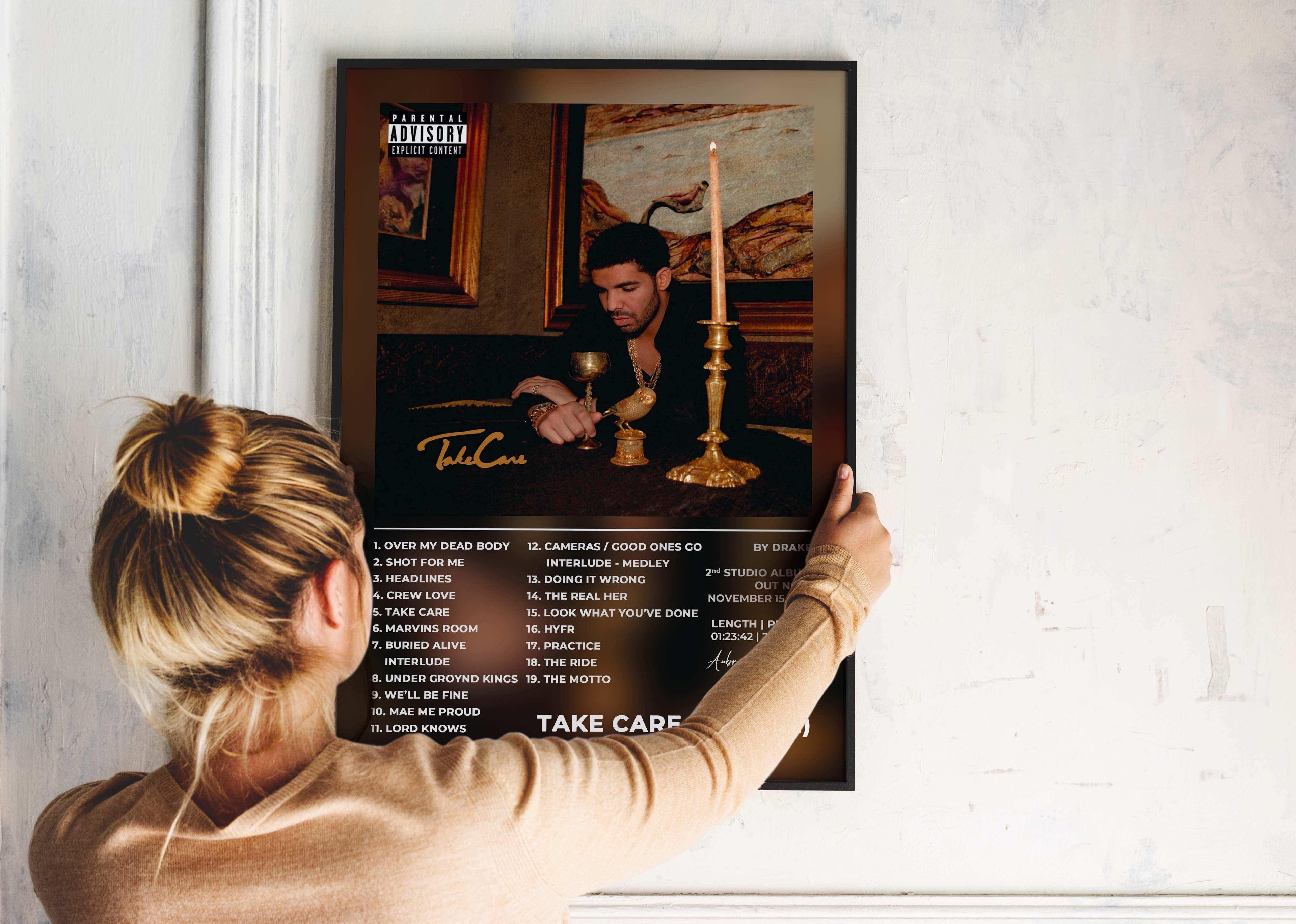 Femme accrochant un poster album dans un intérieur, fait en France, livraison gratuite 48h, cadeau idéal Noël