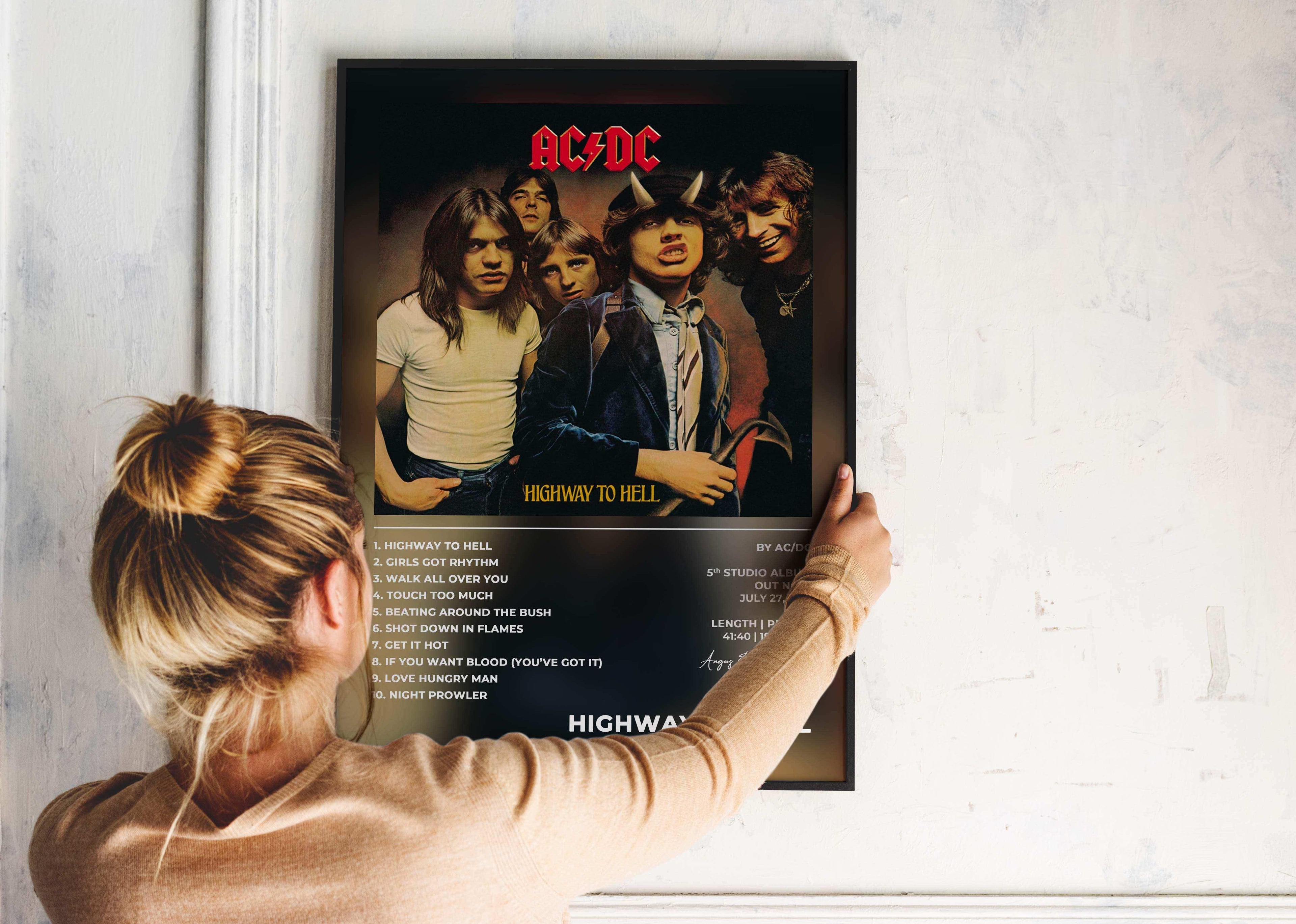 Affiche AC/DC Highway to Hell, tenue par une femme, fait en France, livraison gratuite 48h, cadeau idéal Noël