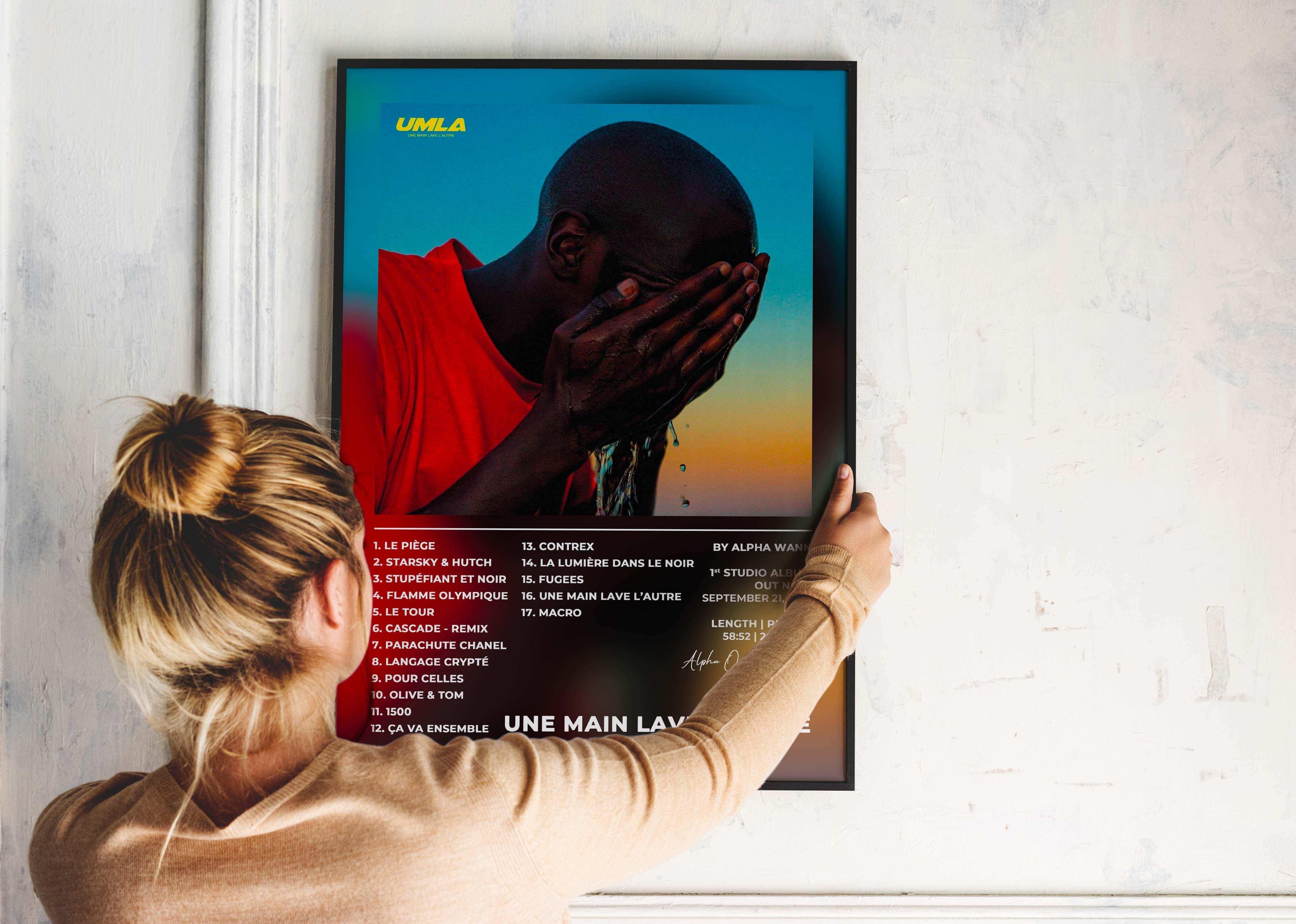 Affiche album accrochée au mur par une femme, fait en France, livraison gratuite 48h, cadeau Noël