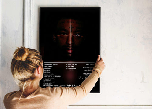 Femme accrochant un poster album, fait en France, livraison gratuite 48h, cadeau idéal Noël