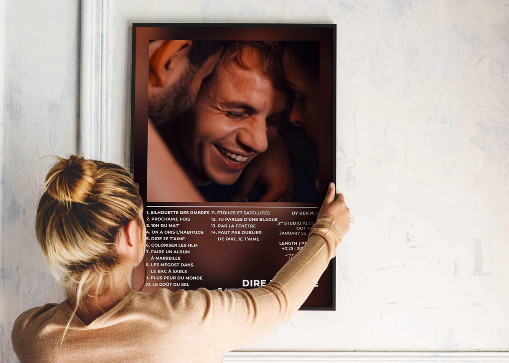 Femme accrochant un poster photo sur un mur, fait en France, livraison gratuite 48h, cadeau idéal Noël