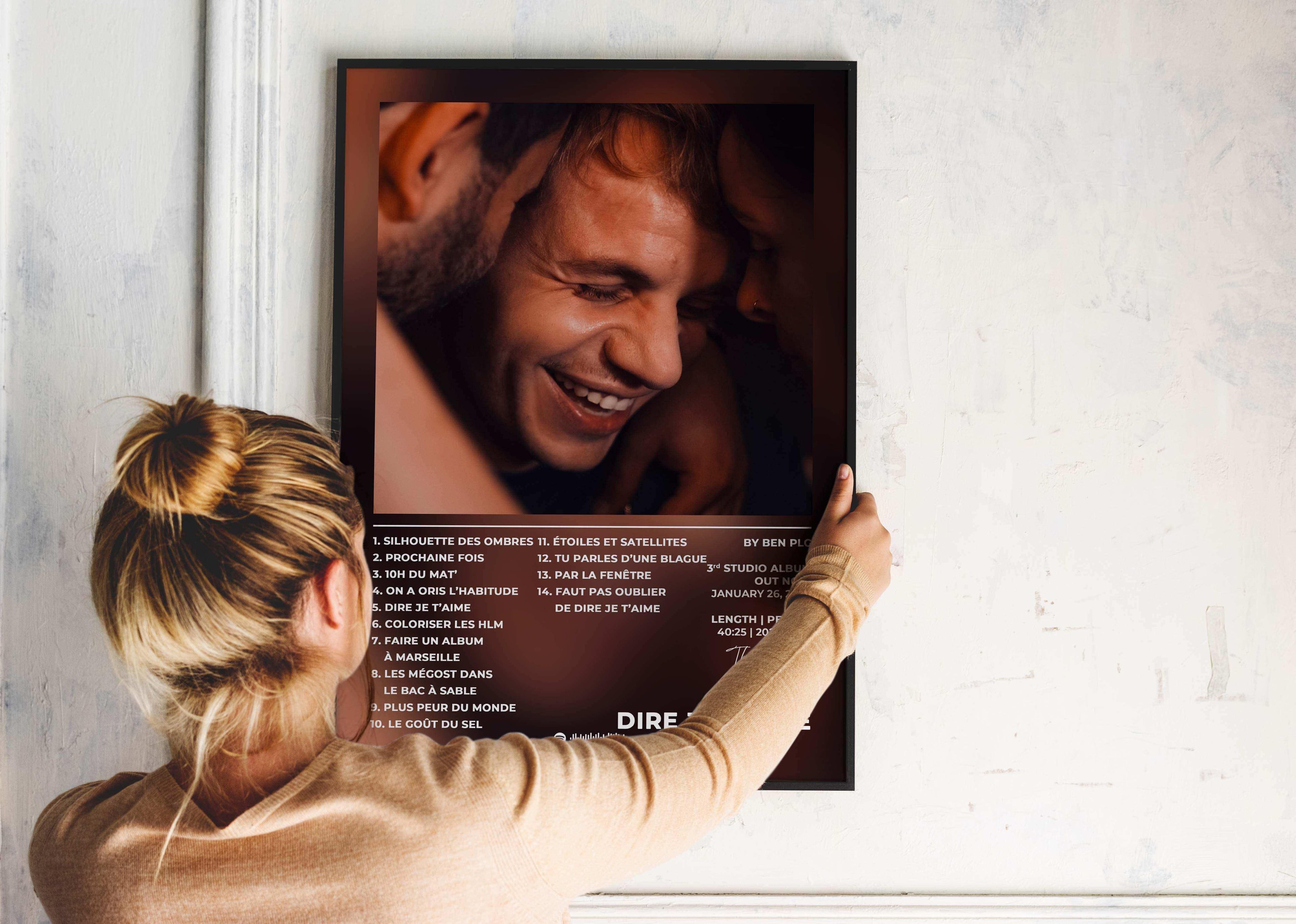 Femme accrochant un poster photo sur un mur, fait en France, livraison gratuite 48h, cadeau idéal Noël