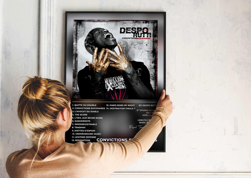 Femme accrochant un cadre d'album Despo Rutti, fait en France, livraison gratuite 48h, cadeau idéal Noël