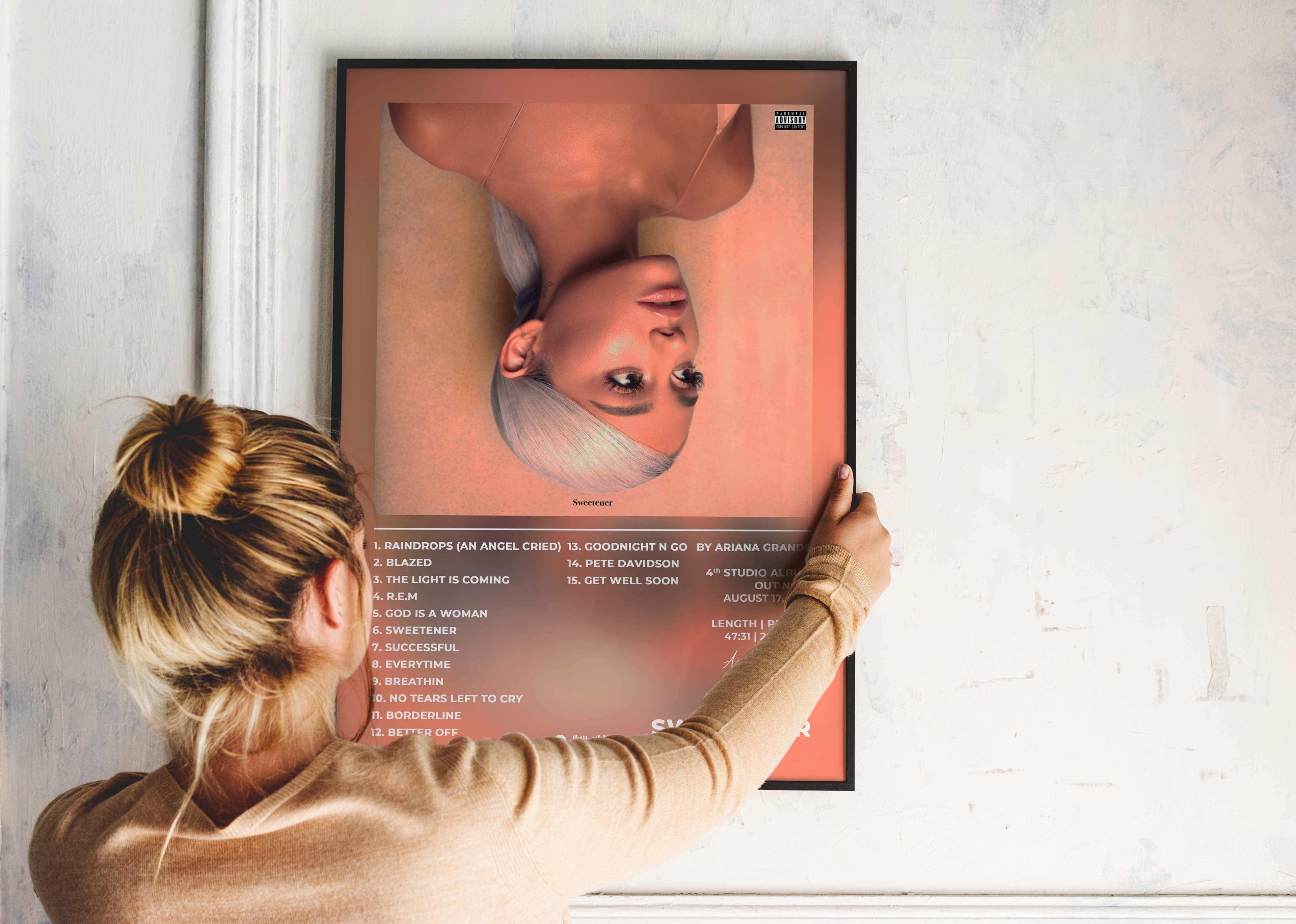 Affiche album encadrée tenue par une femme, fait en France, livraison gratuite 48h, idée cadeau Noël