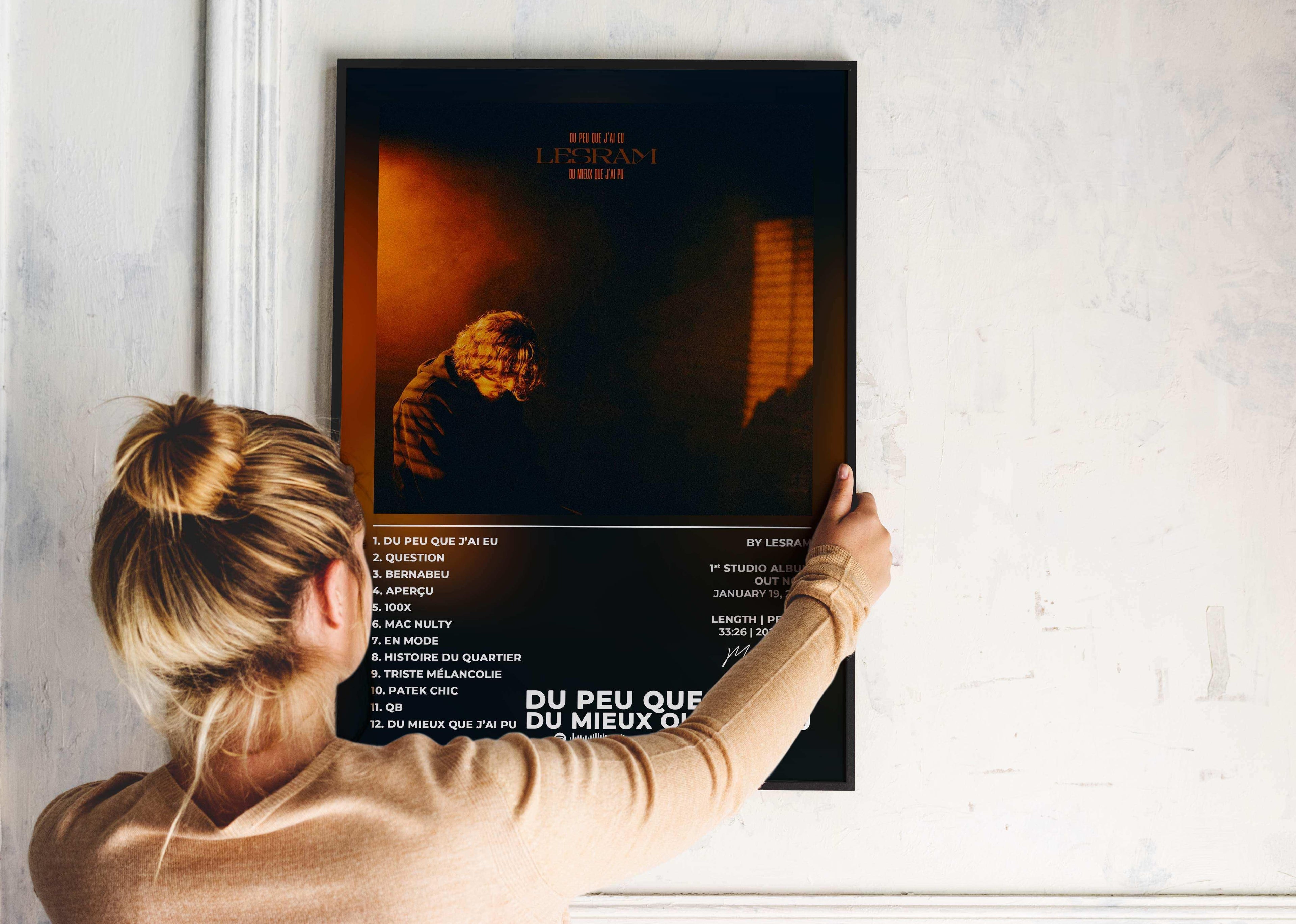 Affiche album accrochée par une femme, fait en France, livraison 48h, cadeau idéal Noël