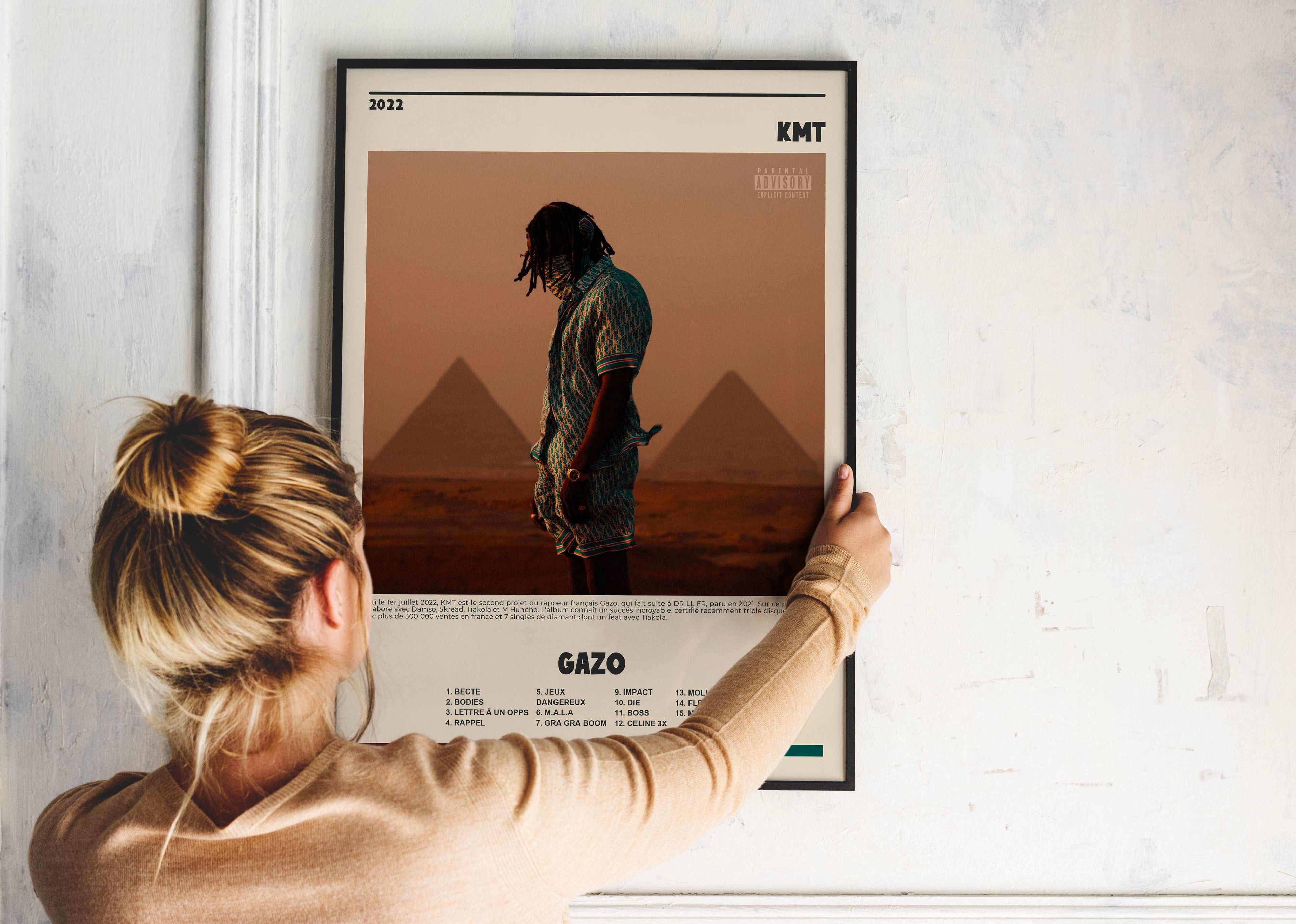 Affiche album Gazo accrochée par une femme, fait en France, livraison gratuite 48h, cadeau idéal Noël