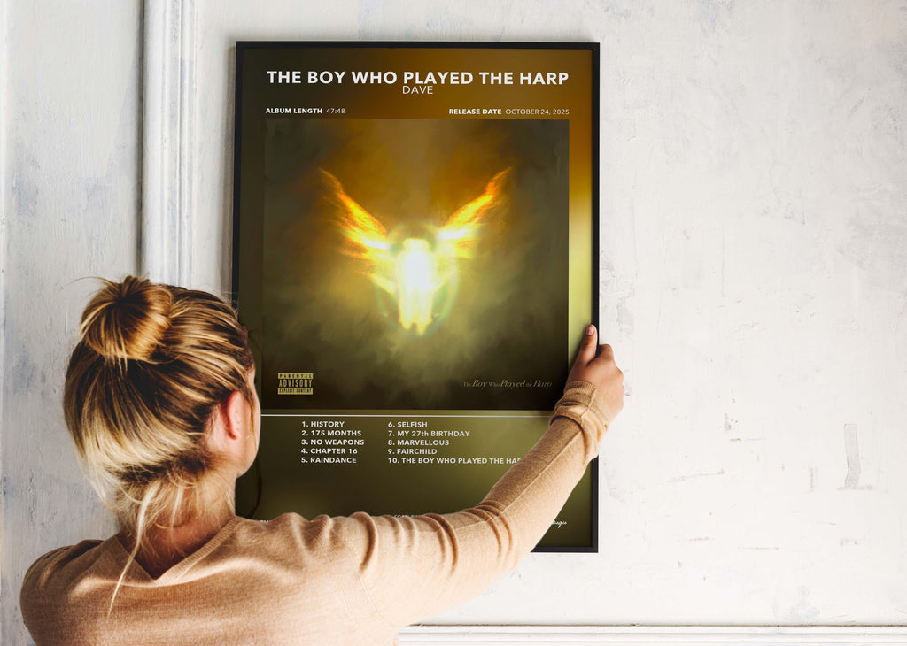 Affiche album The Boy Who Played The Harp de Dave tenue par une femme, fait en France, livraison gratuite 48h