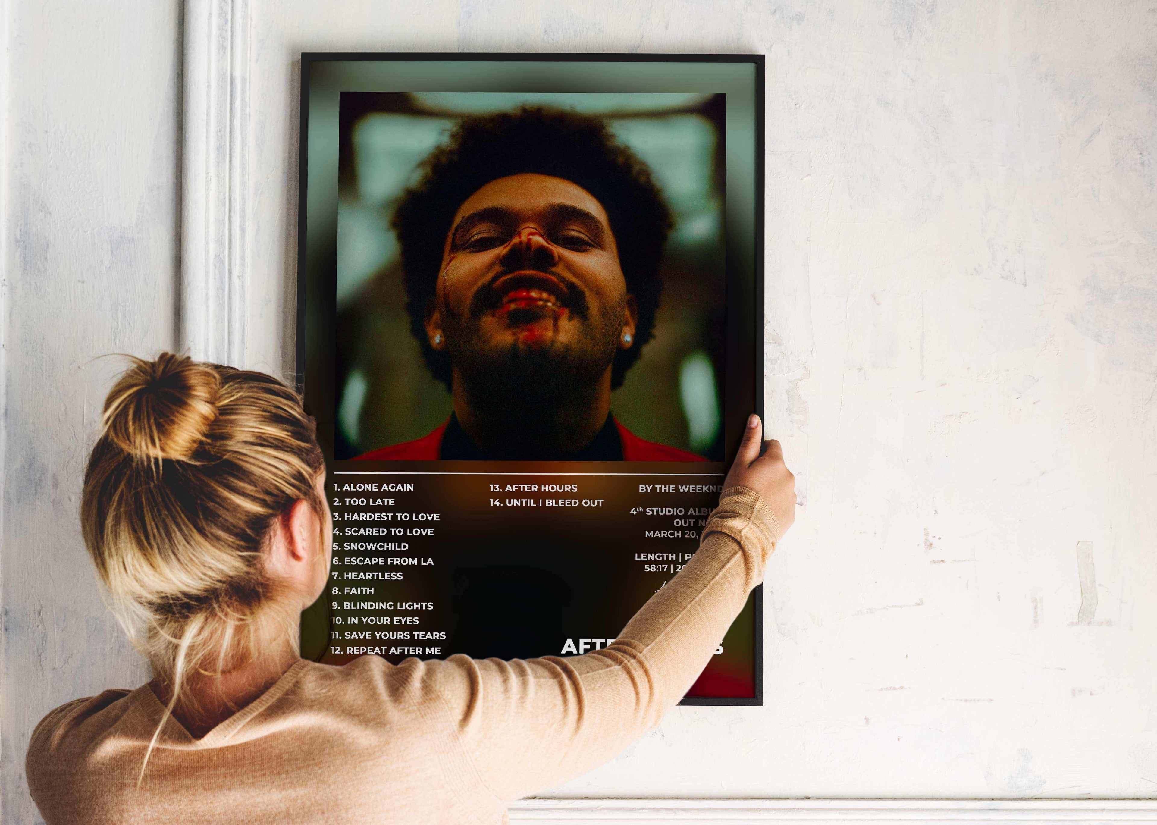 Femme accrochant un poster musical sur un mur, fait en France, livraison gratuite 48h, cadeau idéal Noël