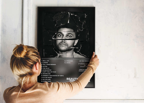 Femme accrochant un poster musical fait en France, livraison gratuite 48h, cadeau idéal Noël