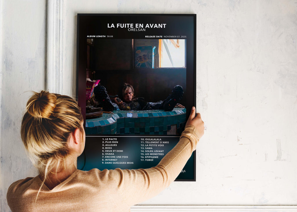 Affiche musicale La Fuite en Avant d'Orelsan tenue par une femme, fait en France, livraison gratuite en 48h