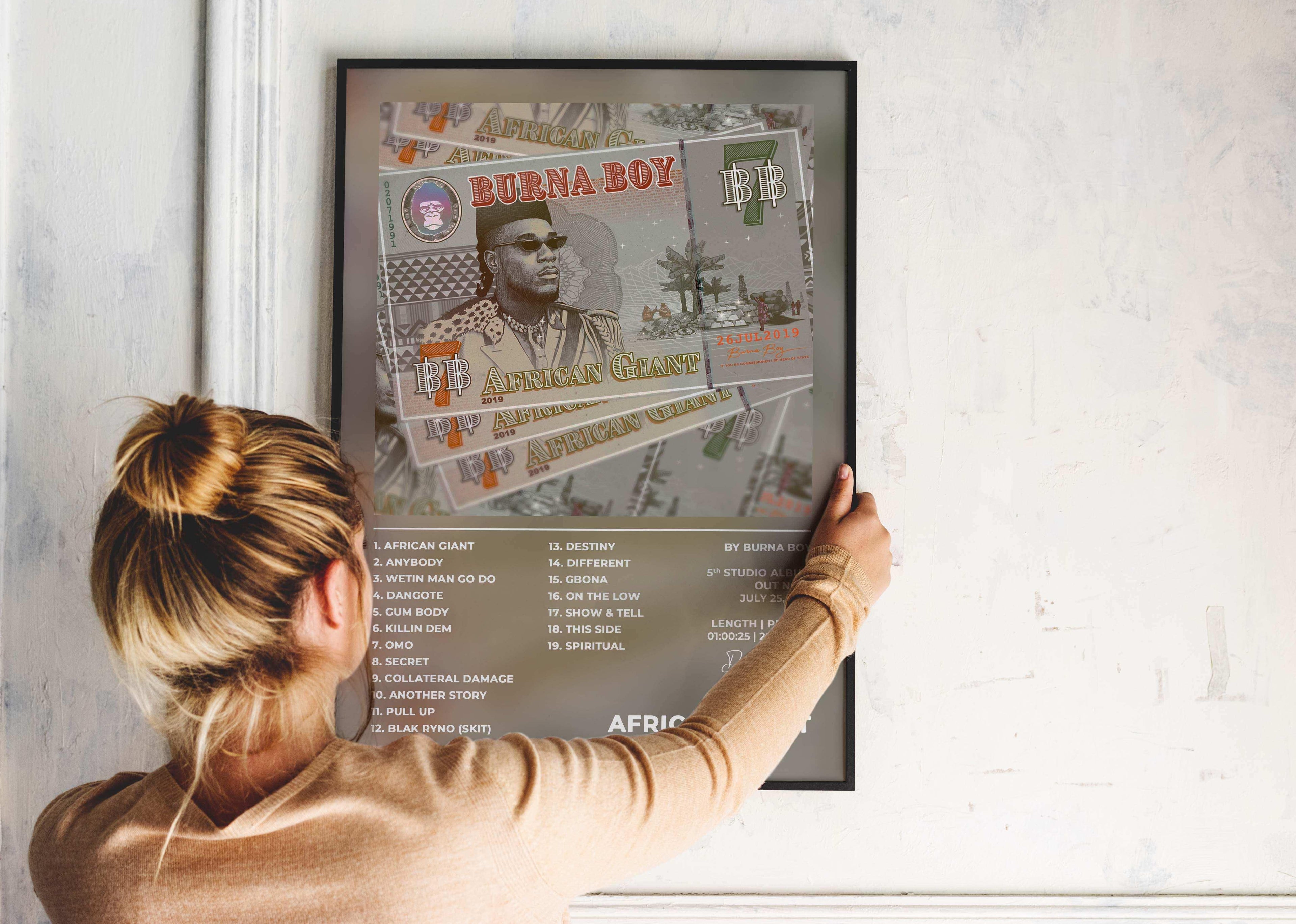 Affiche murale album Burna Boy tenue par une femme, fait en France, livraison 48h, cadeau Noël idéal