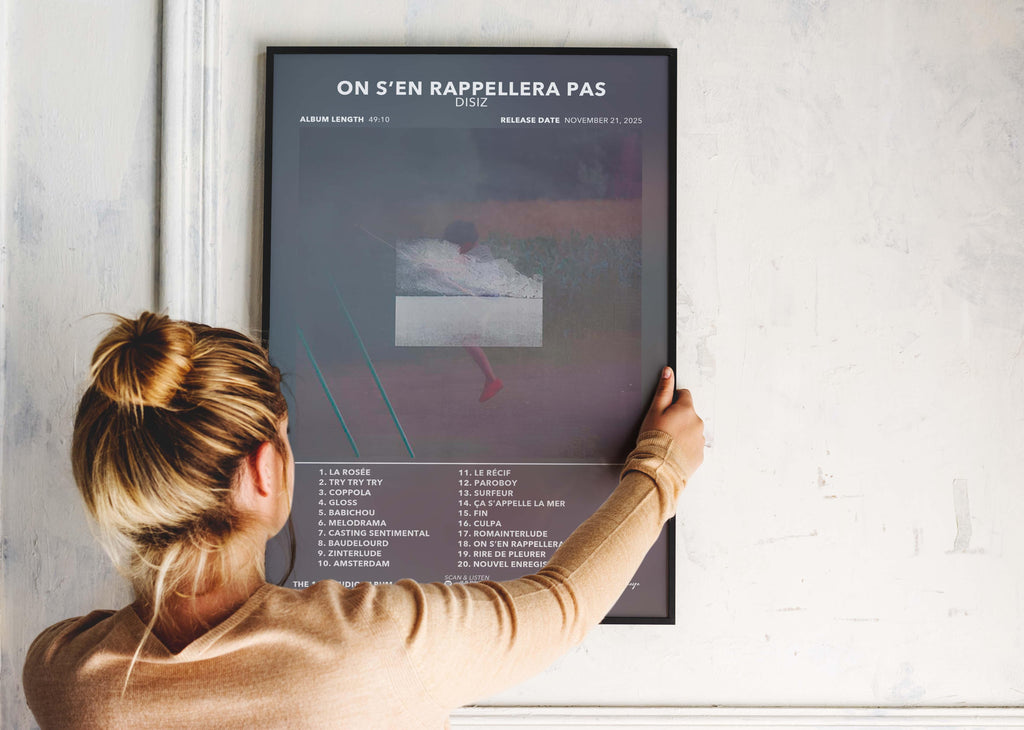 Femme accrochant une affiche album musical "On s'en rappellera pas" de Disiz, fait en France, livraison gratuite 48h