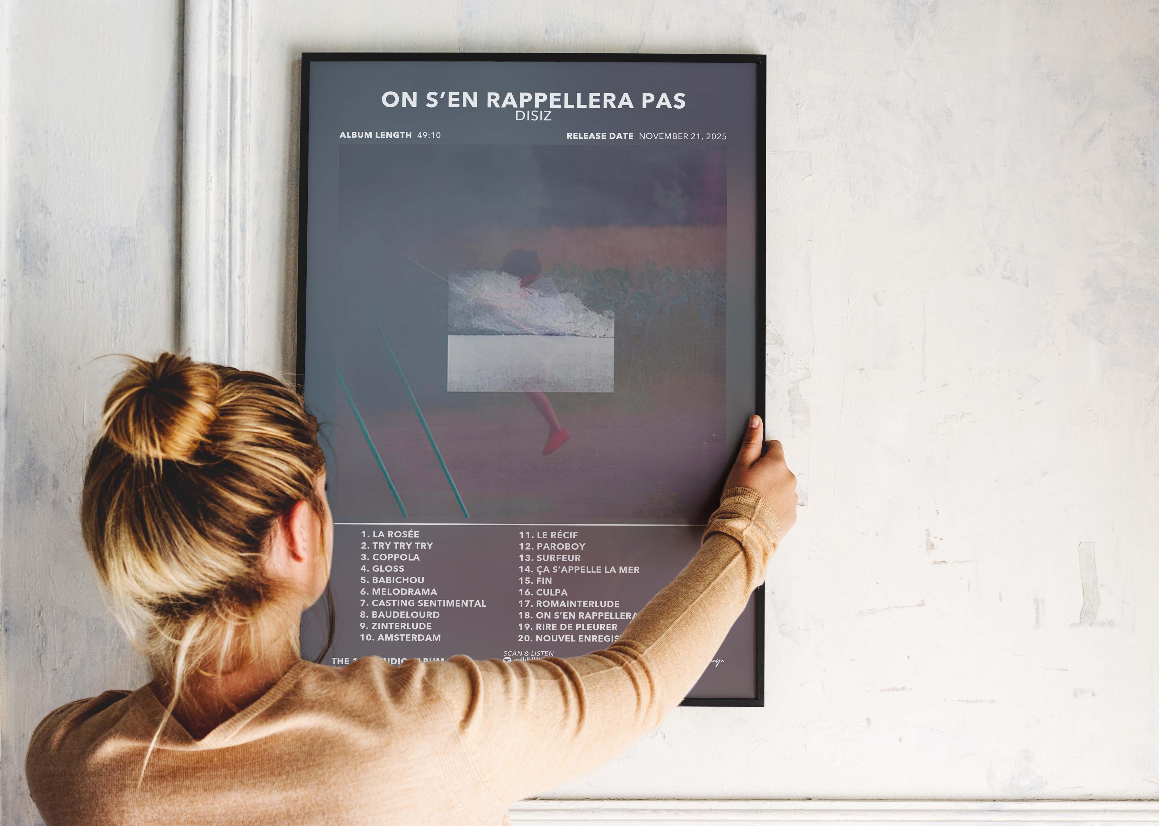 Femme accrochant une affiche album musical "On s'en rappellera pas" de Disiz, fait en France, livraison gratuite 48h