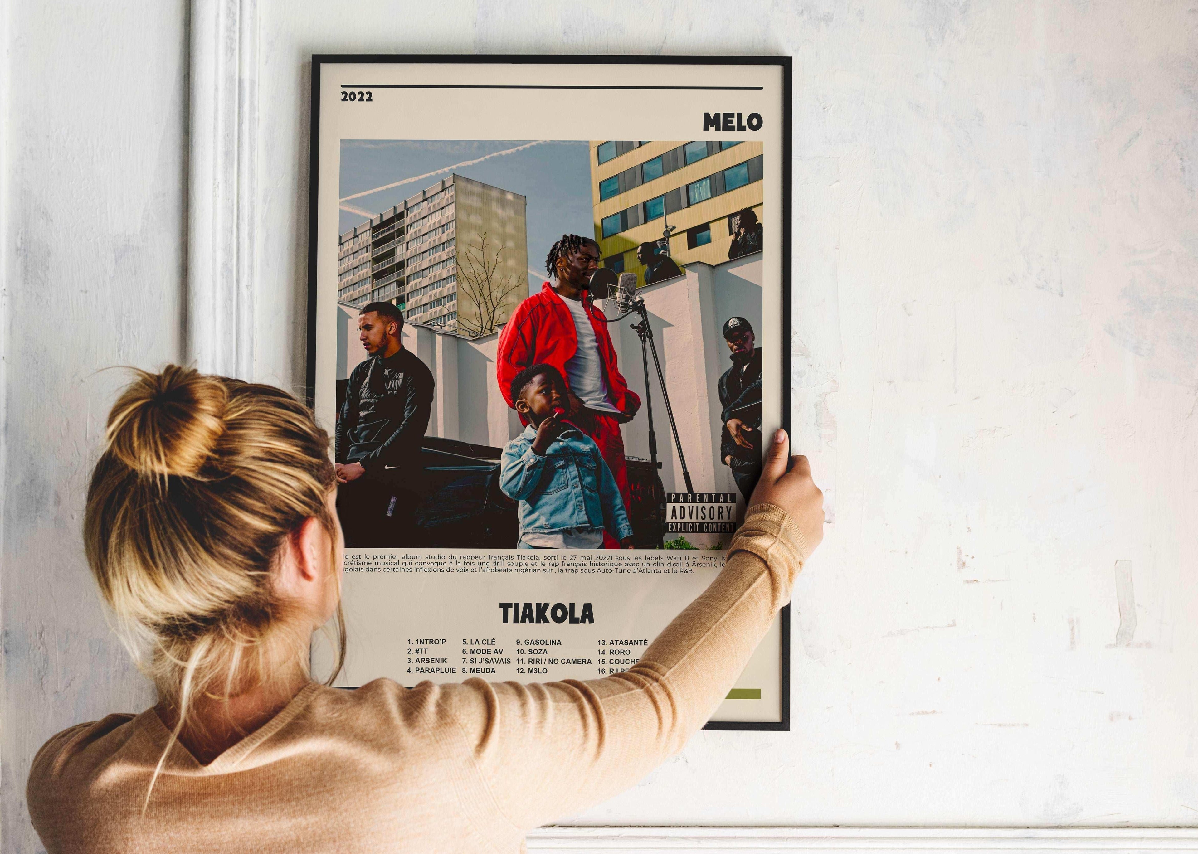 Affiche Tiakola accrochée au mur, fait en France, livraison gratuite 48h, cadeau idéal Noël