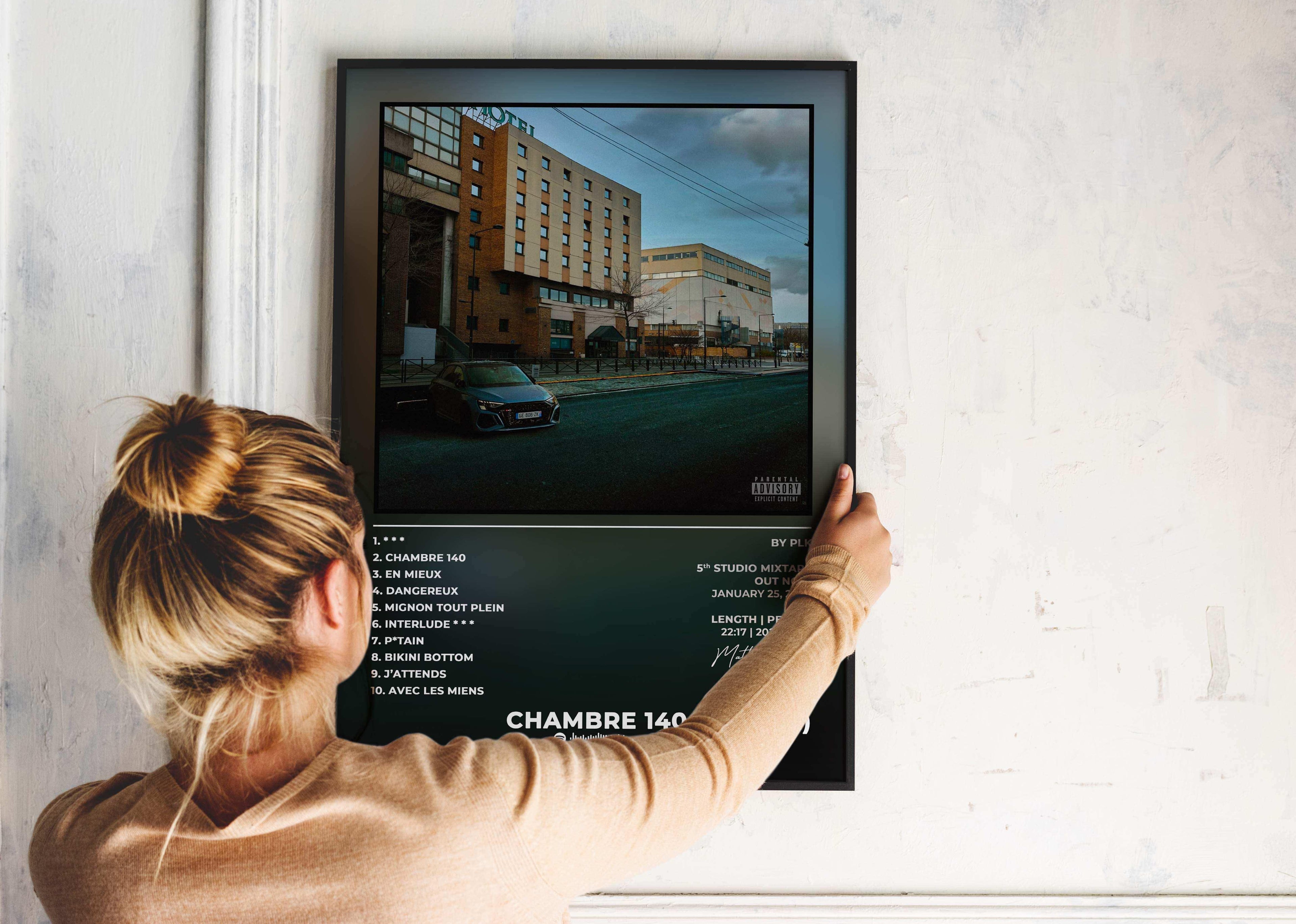 Affiche murale album accrochée par une femme, fait en France, livraison 48h, cadeau idéal Noël