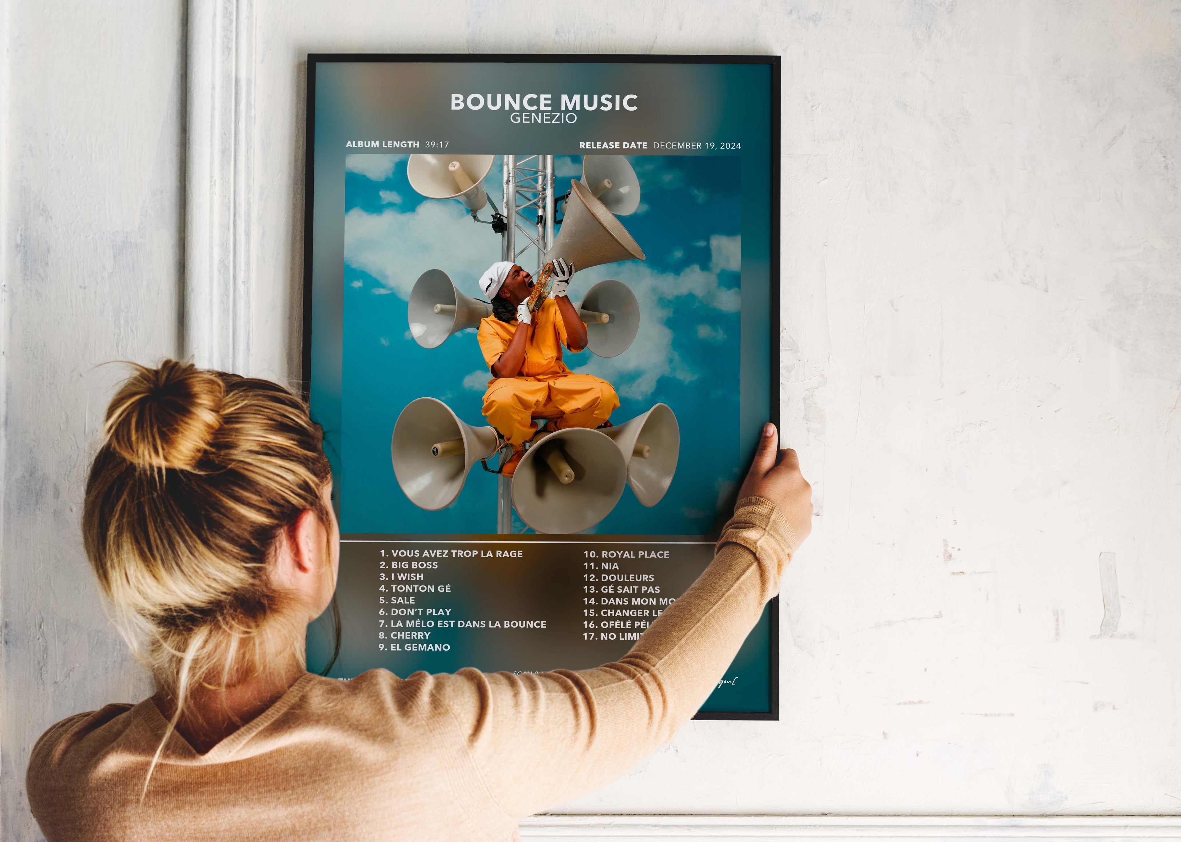 Femme accrochant affiche musical Bounce Music avec homme en orange et haut-parleurs, fait en France, livraison gratuite 48h