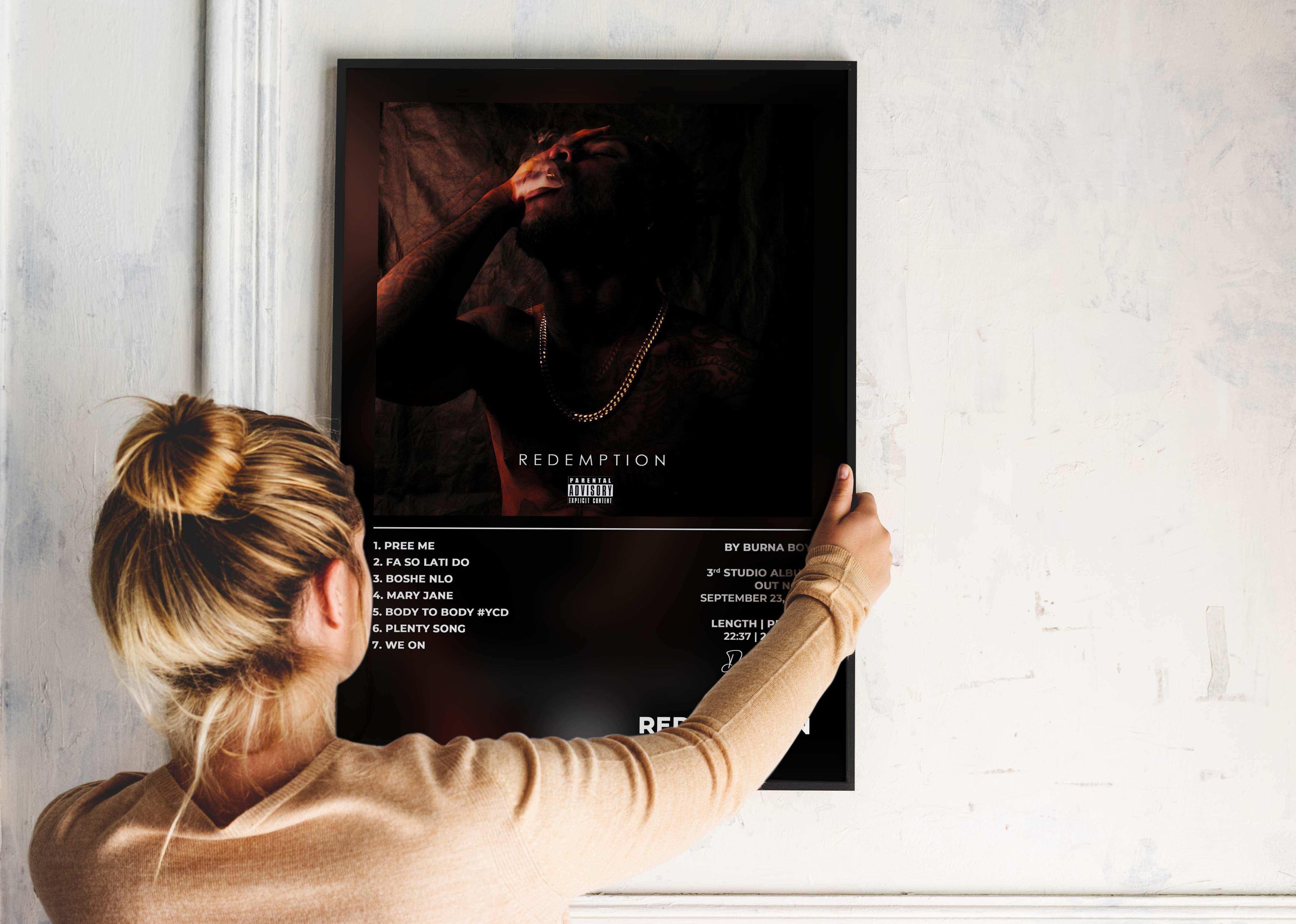 Affiche musicale tenue par une femme, fait en France, livraison gratuite 48h, cadeau Noël idéal