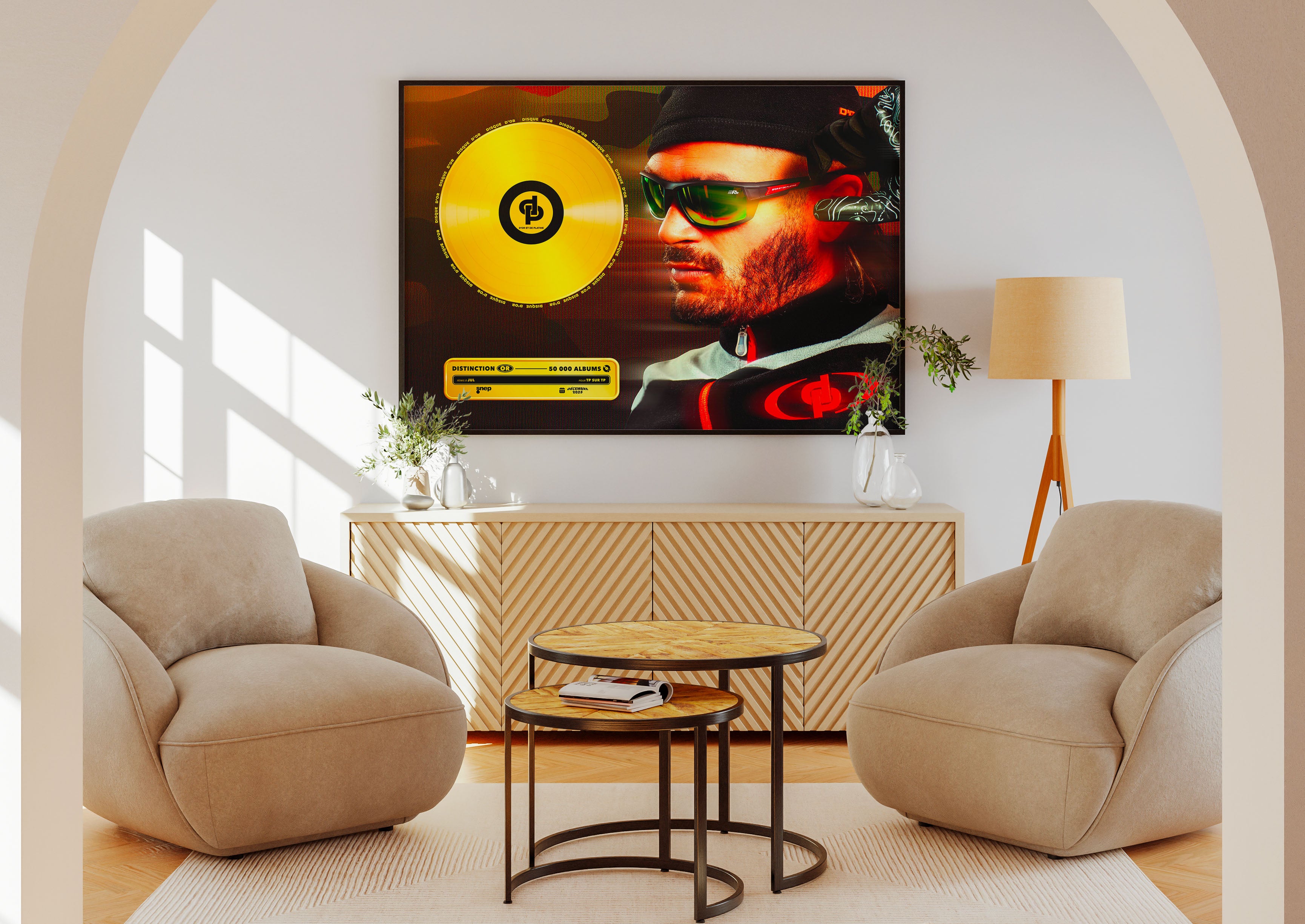 Salon moderne avec fauteuils beiges, tables basses en bois, lumière naturelle, tableau mural musicien fait en France, livraison gratuite 48h