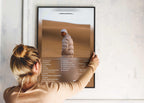 Femme accrochant un poster musical fait en France, livraison gratuite 48h, idée cadeau Noël