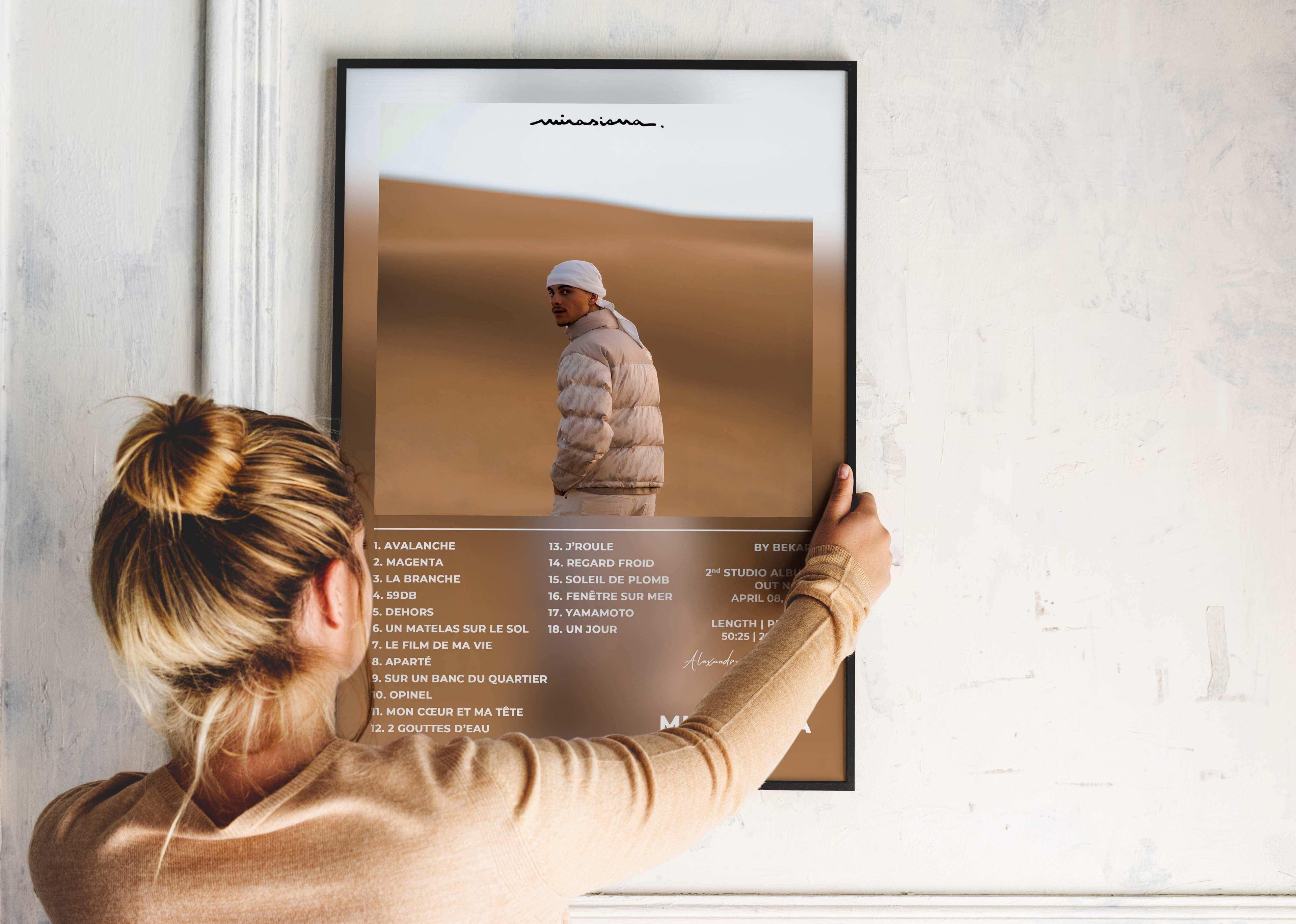 Femme accrochant un poster musical fait en France, livraison gratuite 48h, idée cadeau Noël