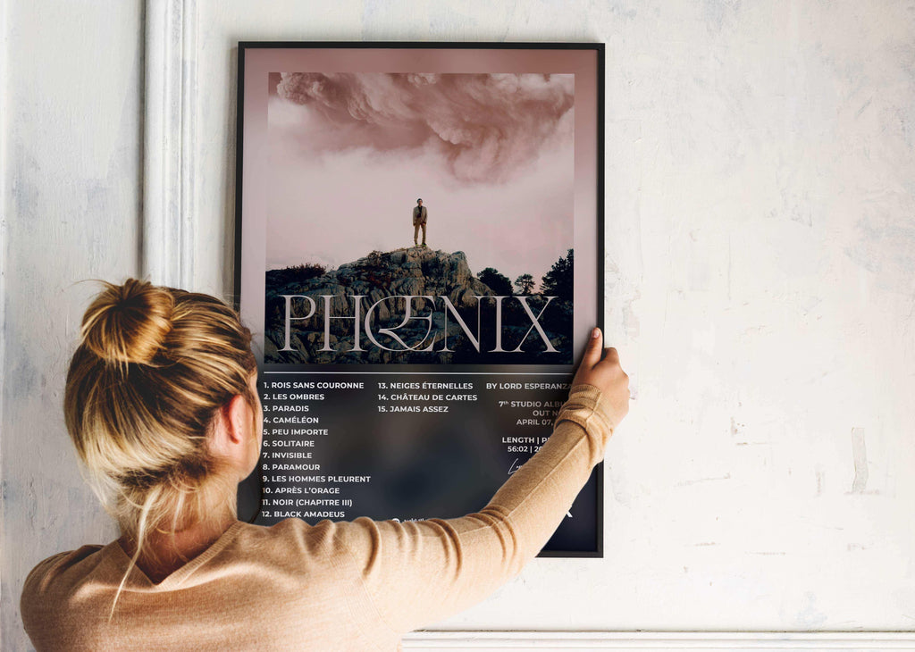 Femme accrochant un poster Phoenix album, fait en France, livraison gratuite 48h, cadeau idéal Noël