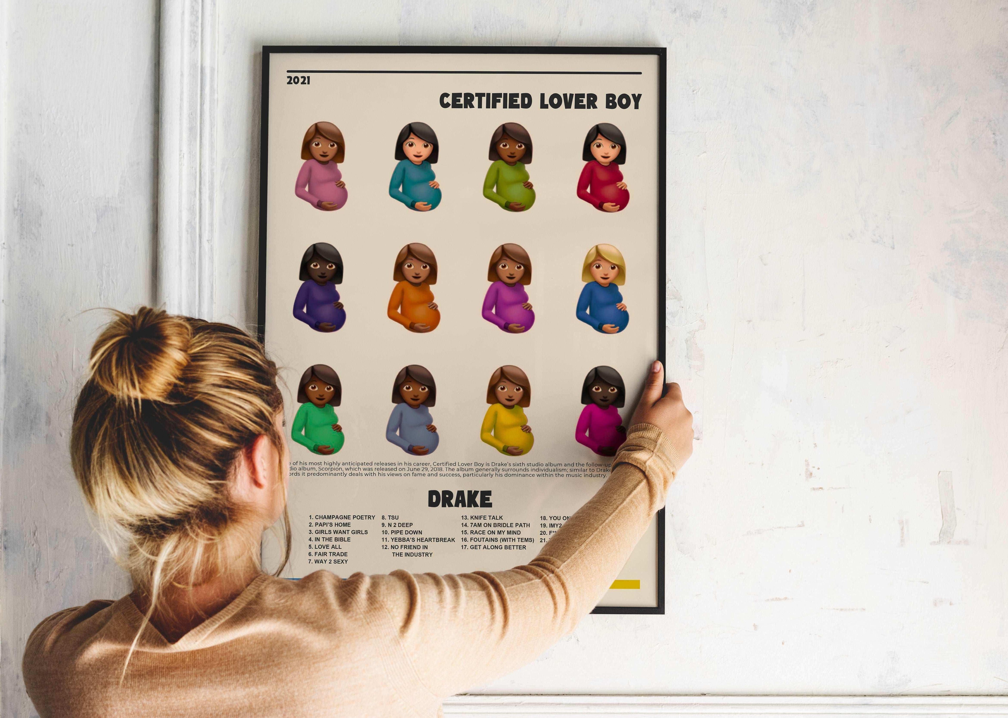 Affiche album Certified Lover Boy tenue par une femme, fait en France, livraison gratuite 48h, cadeau Noël idéal