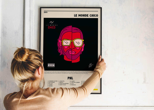 Affiche Le Monde Chico PNL tenue par une femme, fait en France, livraison 48h gratuite, cadeau idéal Noël