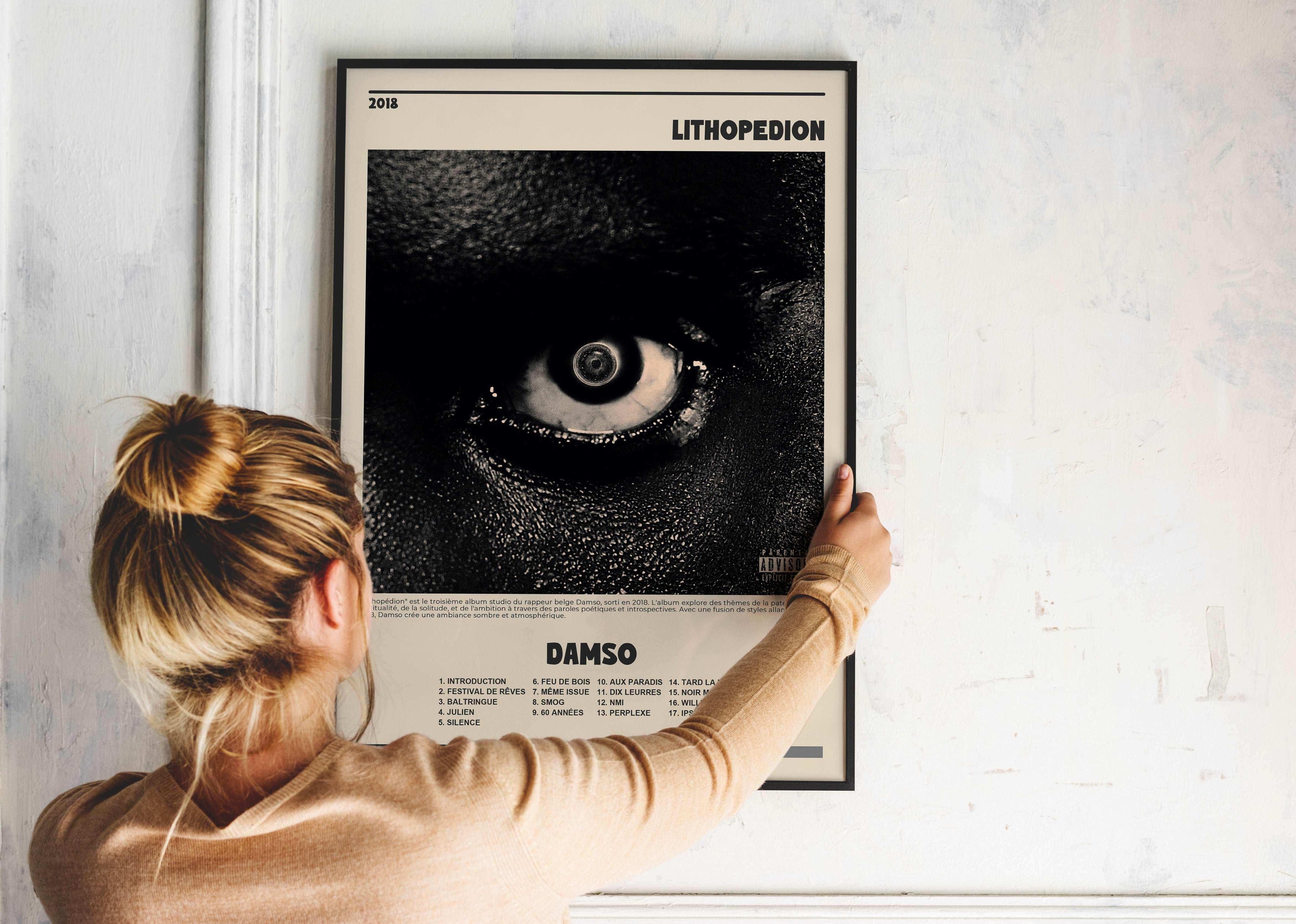 Affiche Lithopédion Damso accrochée au mur, fait en France, livraison gratuite 48h, cadeau Noël idéal