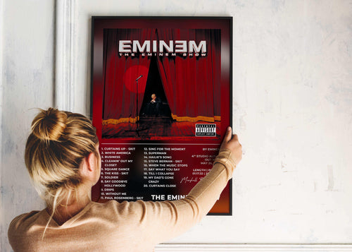 Affiche Eminem tenue par une femme, fait en France, livraison gratuite 48h, cadeau Noël idéal