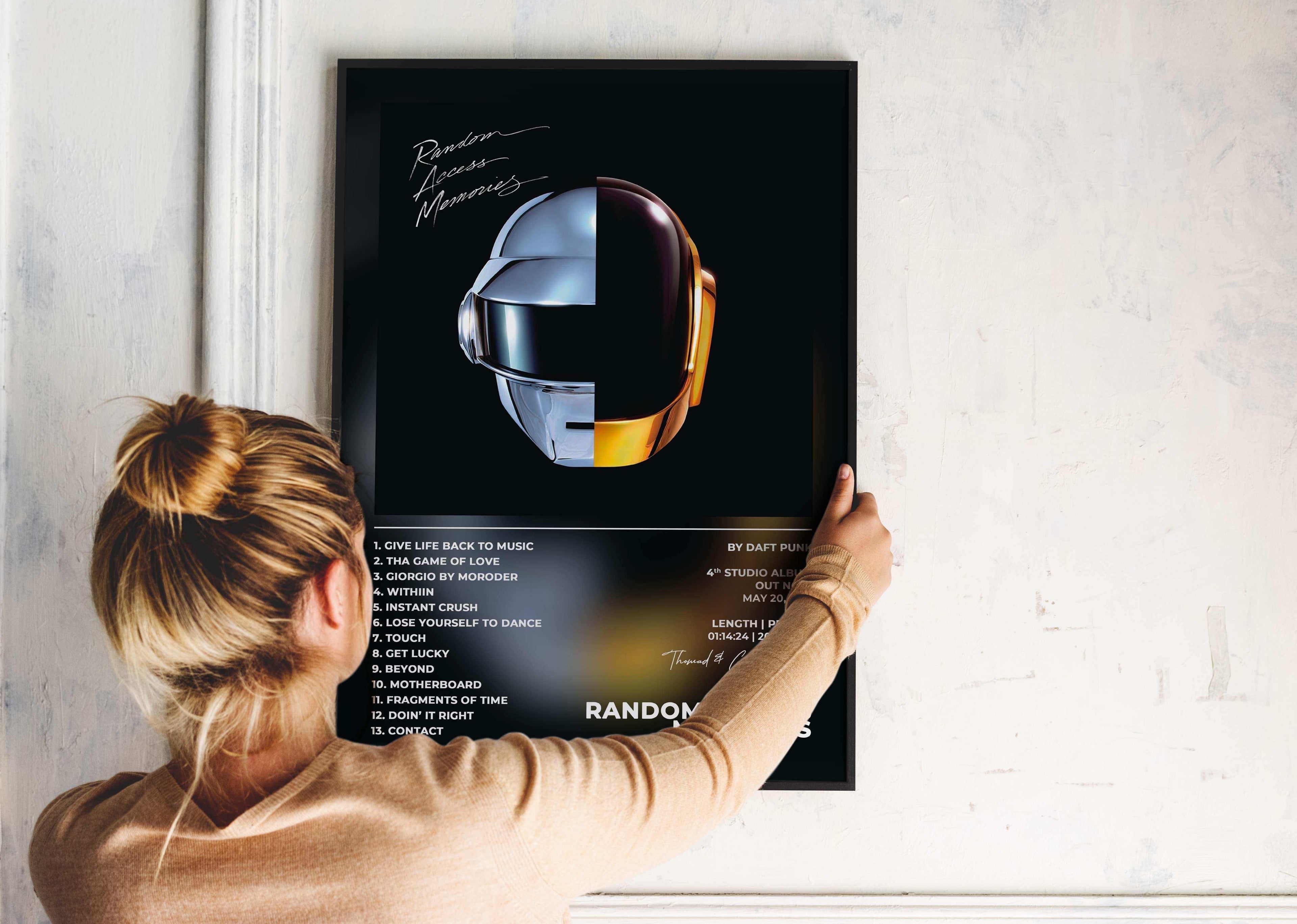Femme accrochant un poster Random Access Memories Daft Punk, fait en France, livraison 48h, cadeau idéal Noël