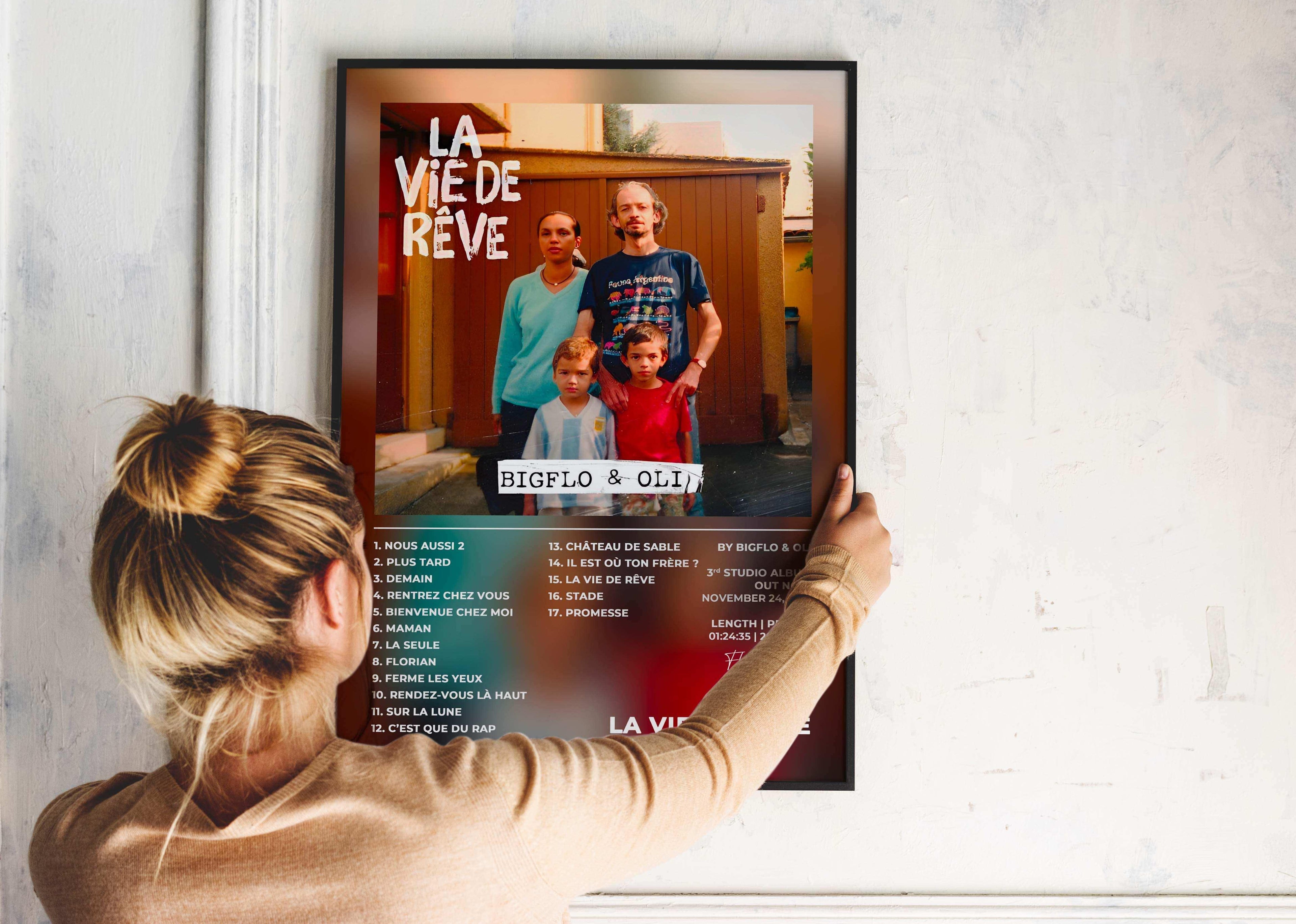 Affiche album La Vie de Rêve tenue par une femme, fait en France, livraison 48h gratuite, cadeau Noël idéal