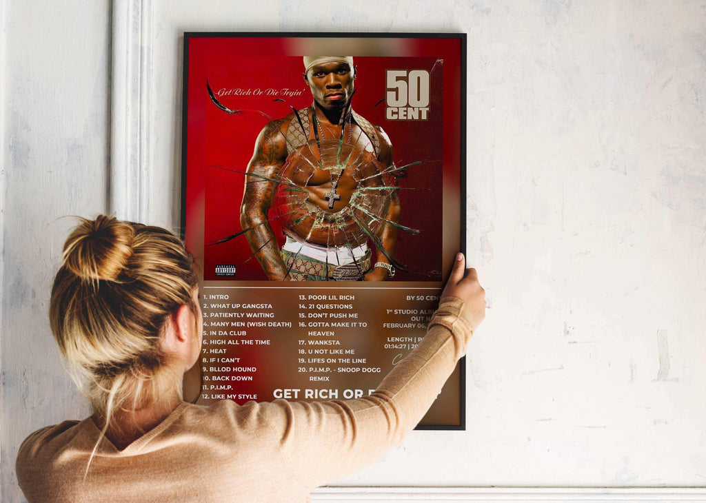 Femme accrocheant un poster album sur un mur, fait en France, livraison 48h gratuite, cadeau idéal Noël