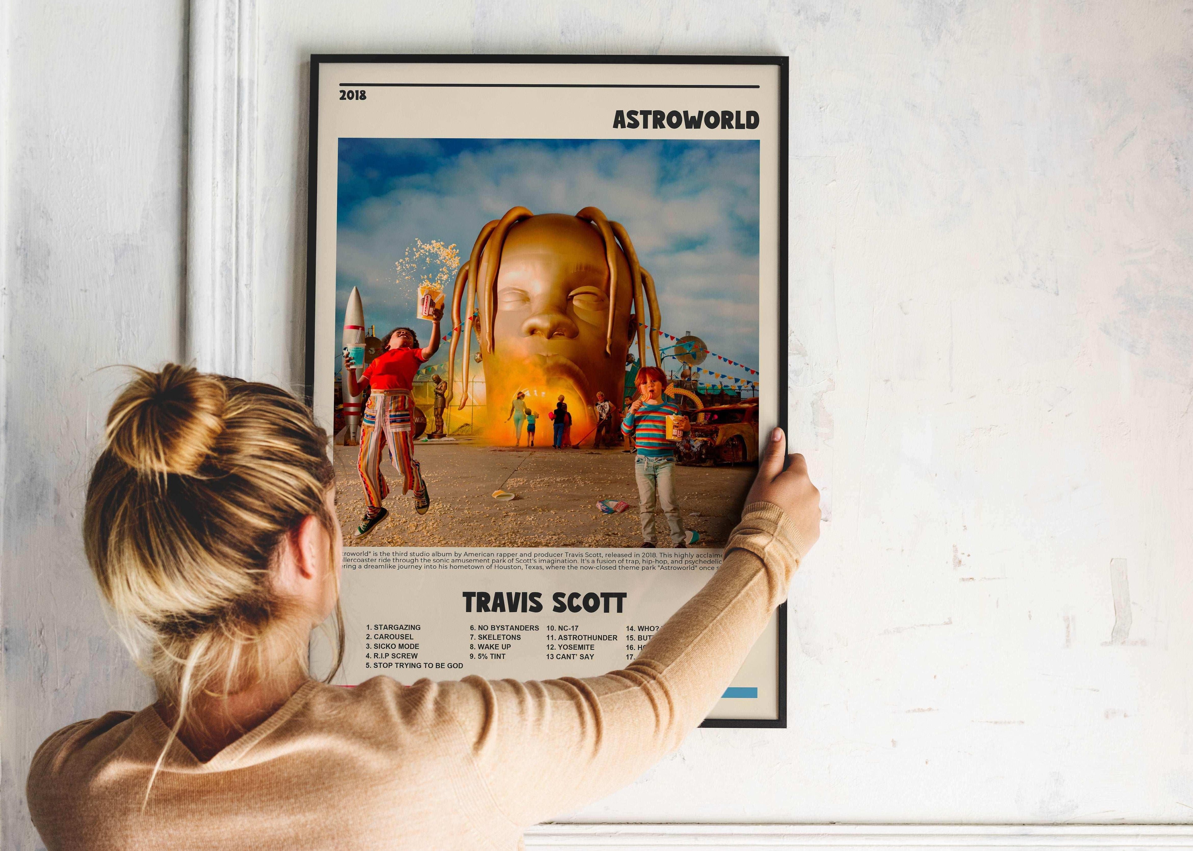 Affiche Astroworld Travis Scott tenue par une femme, fait en France, livraison gratuite 48h, cadeau idéal Noël