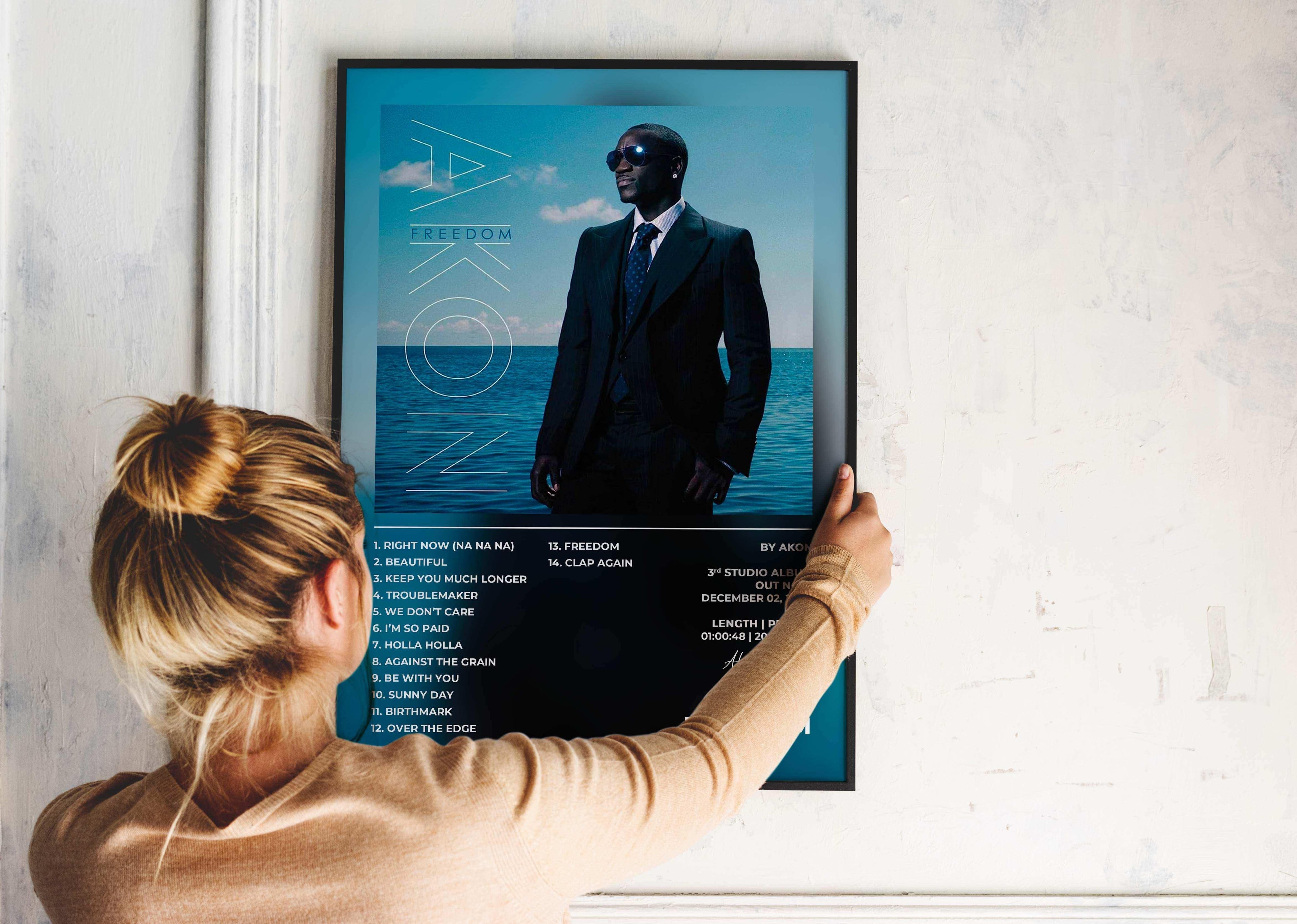 Affiche album Akon accrochée par une femme, faite en France, livraison gratuite 48h, cadeau Noël idéal