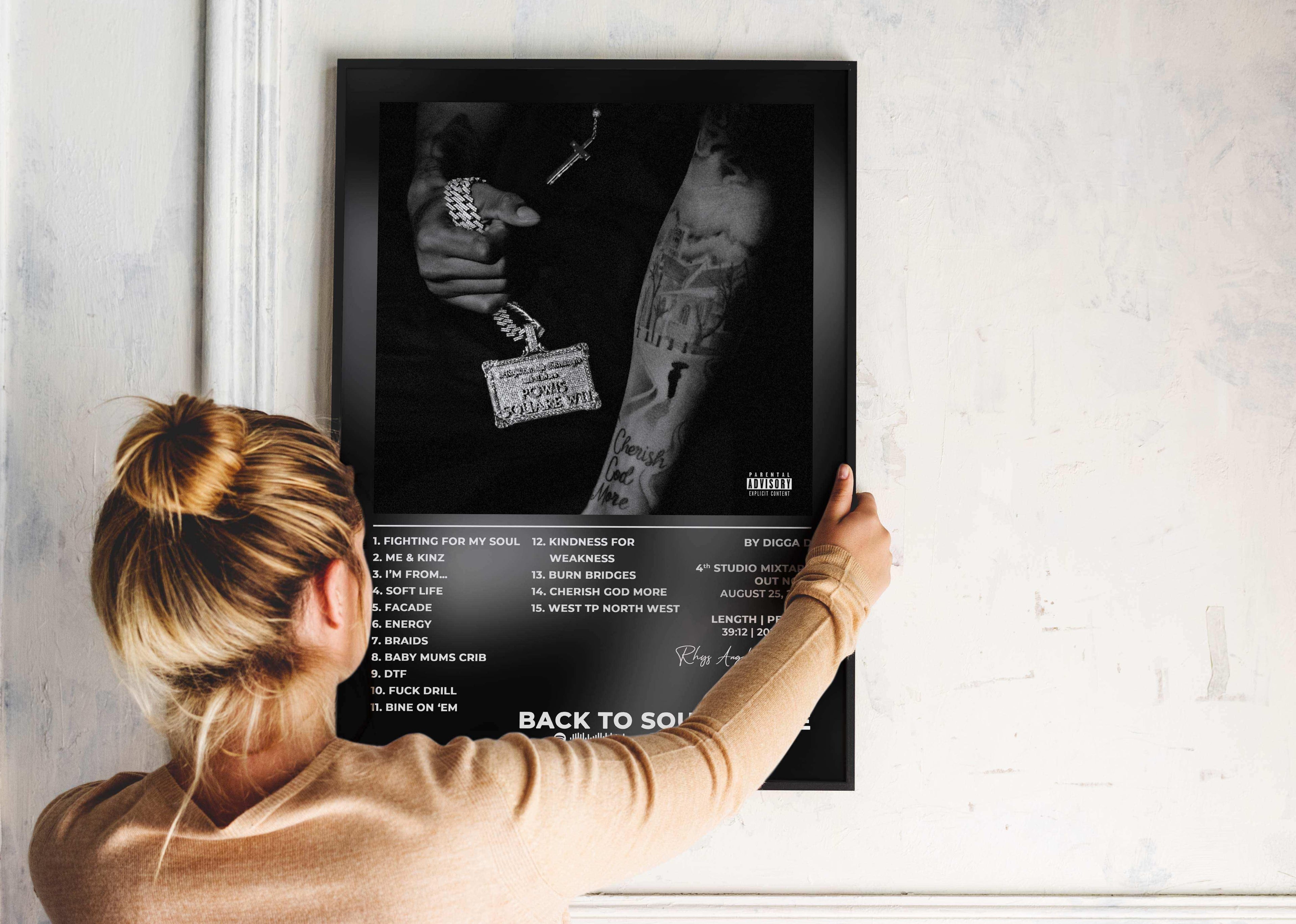 Femme accrochant un poster musique, fait en France, livraison gratuite 48h, cadeau idéal Noël