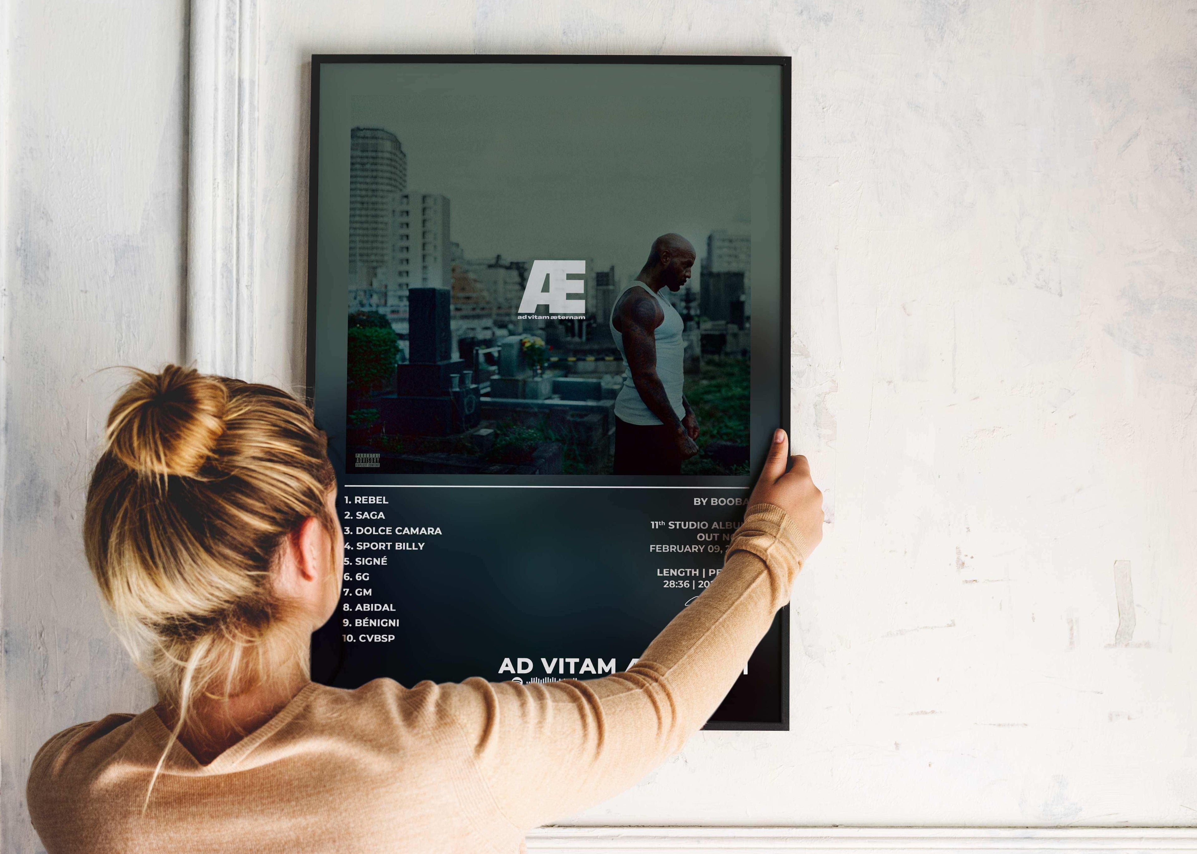 Affiche d'album accrochée par une femme, fait en France, livraison gratuite 48h, cadeau idéal Noël