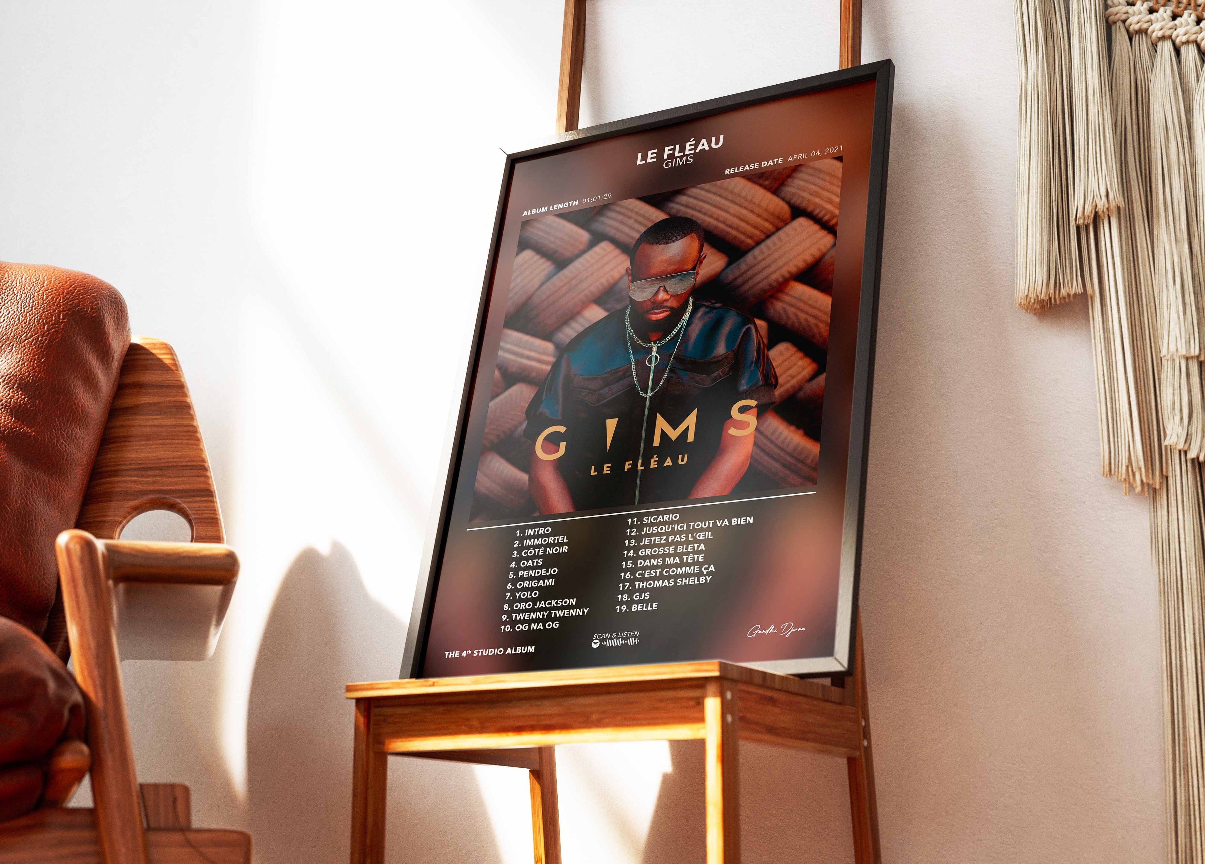 Affiche album Le Fléau de Gims posée sur chevalet en bois dans un salon, fait en France, livraison gratuite en 48h