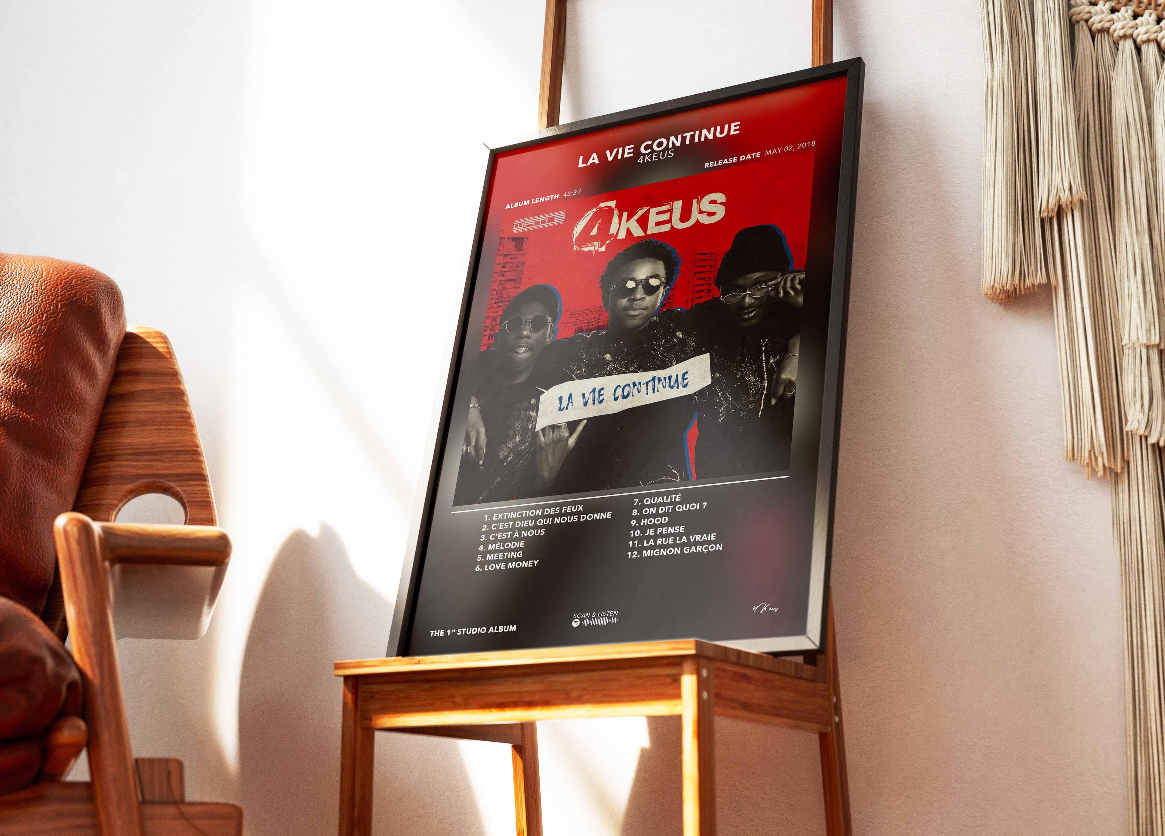 Poster album La Vie Continue du groupe 4Keus sur chevalet en bois, fait en France, livraison gratuite 48h