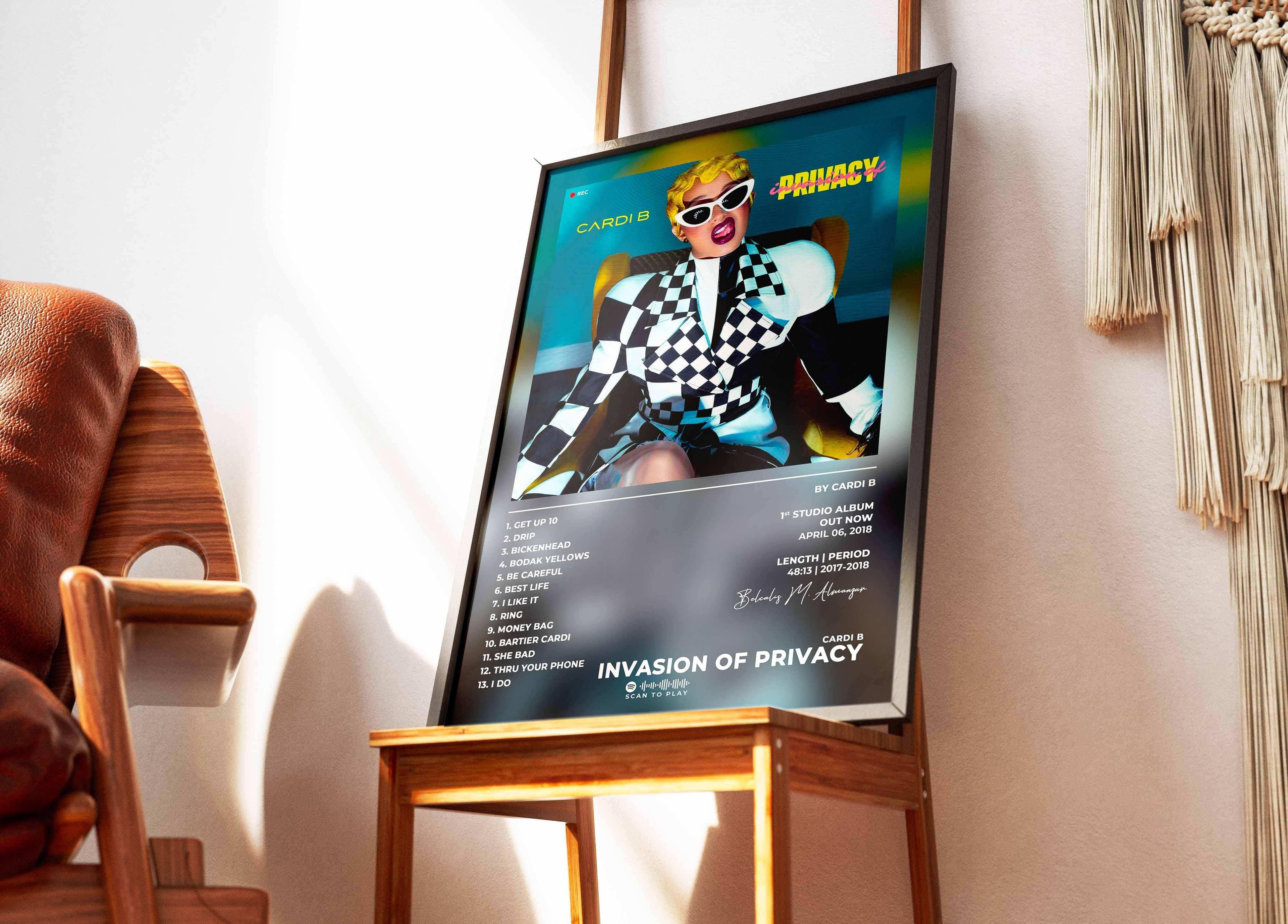 Affiche encadrée posée sur une chaise, fait en France, livraison 48h gratuite, cadeau idéal Noël