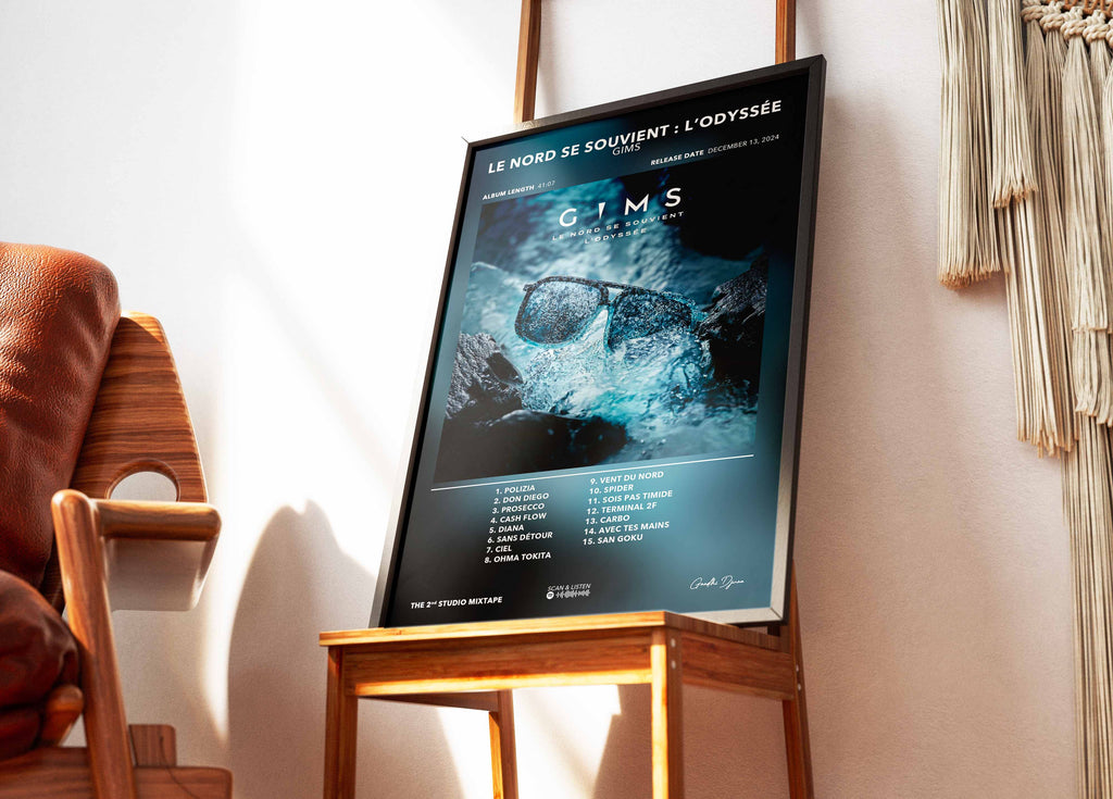Affiche encadrée de l'album Le Nord se souvient GIMS posée sur un chevalet en bois, faite en France avec livraison gratuite en 48h
