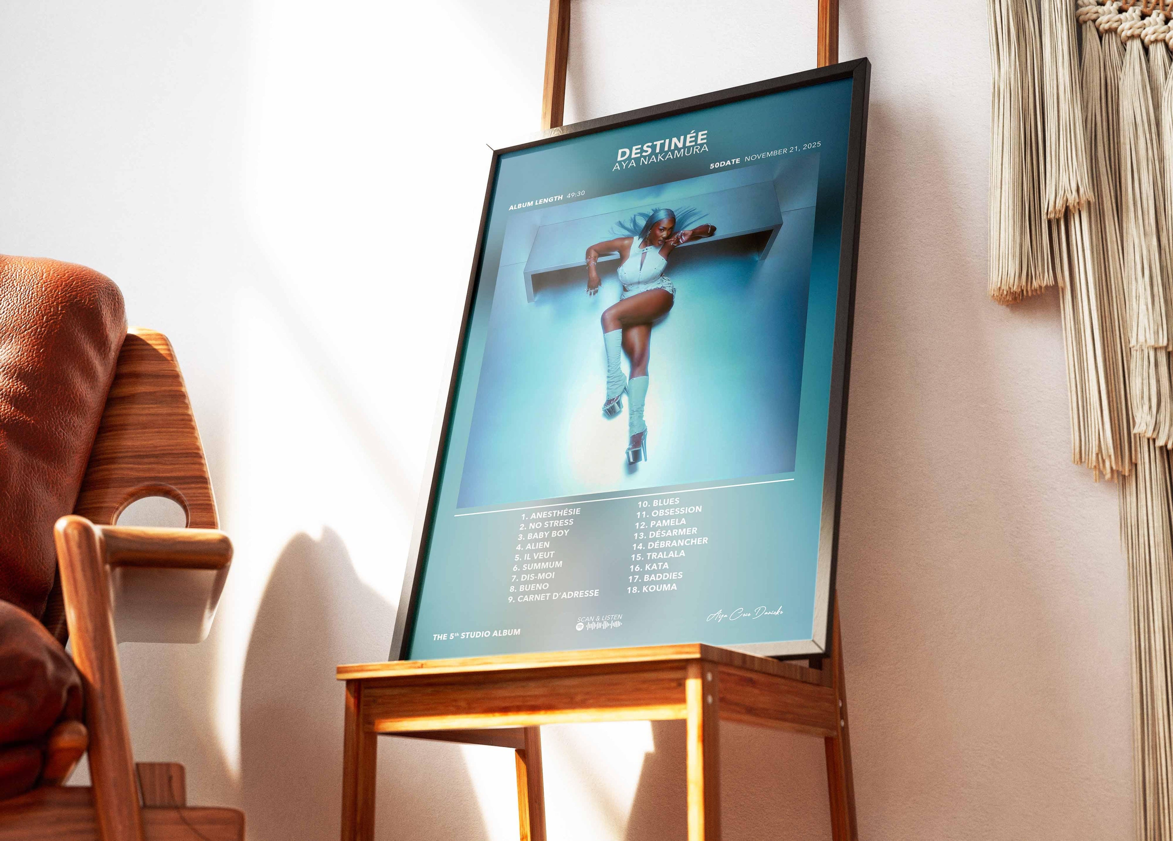 Affiche album Destinée d'Aya Nakamura sur chevalet en bois dans salon lumineux, fait en France, livraison gratuite 48h