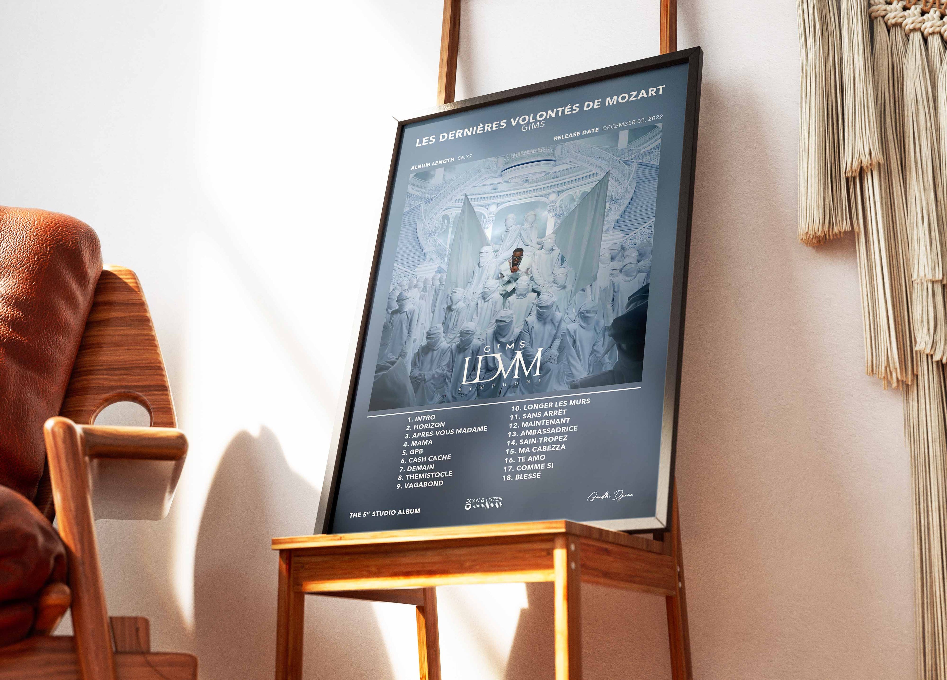 Affiche album Les Dernières Volontés de Mozart de GIMS posée sur chevalet en bois, fait en France, livraison gratuite en 48h