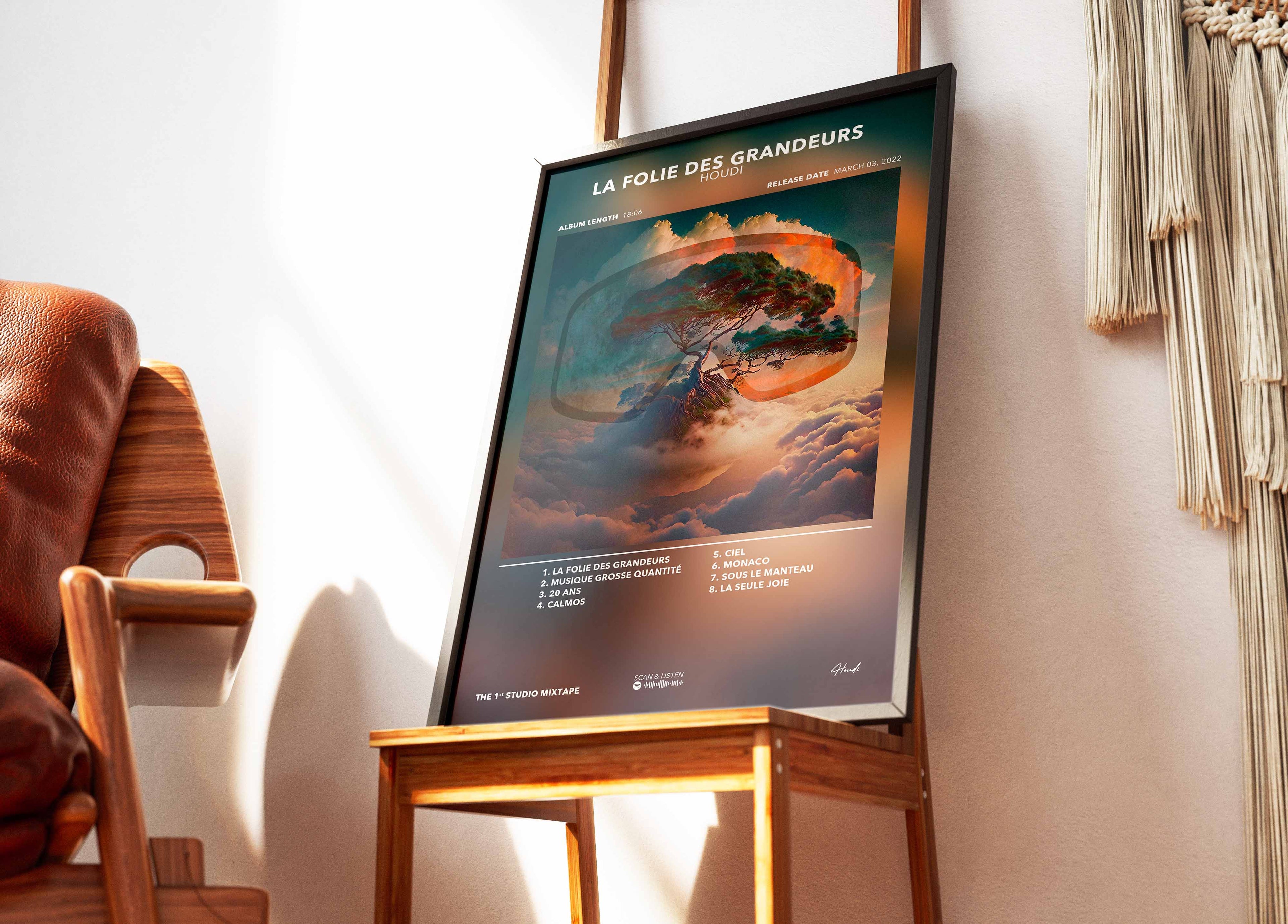 Affiche de l'album La Folie des Grandeurs posée sur une chaise en bois, ambiance intérieure, fait en France, livraison gratuite en 48h