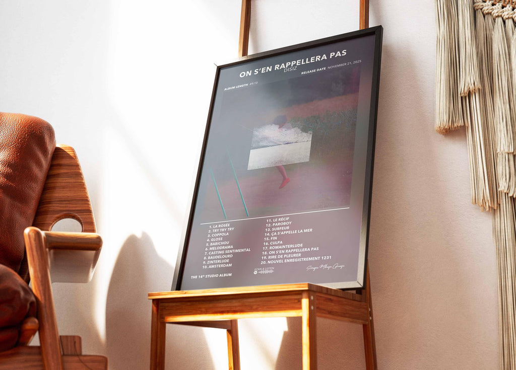 Affiche d'album encadrée sur chevalet en bois, ambiance cosy avec fauteuil en cuir, fait en France, livraison gratuite 48h