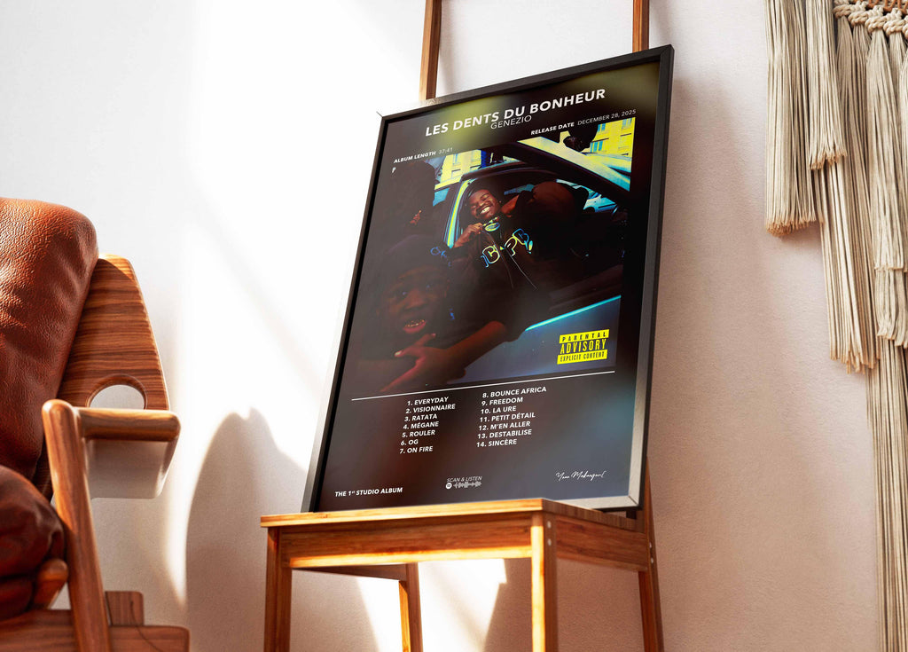 Poster de l'album Les Dents du Bonheur de Genezio sur chevalet en bois dans un salon, fait en France, livraison gratuite en 48h