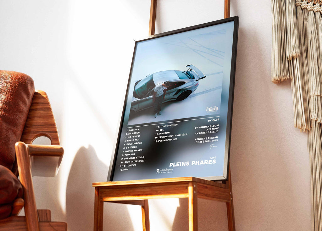 Affiche Pleins Phares avec homme à côté d'une voiture sportive sur chevalet en bois, fait en France, livraison gratuite 48h