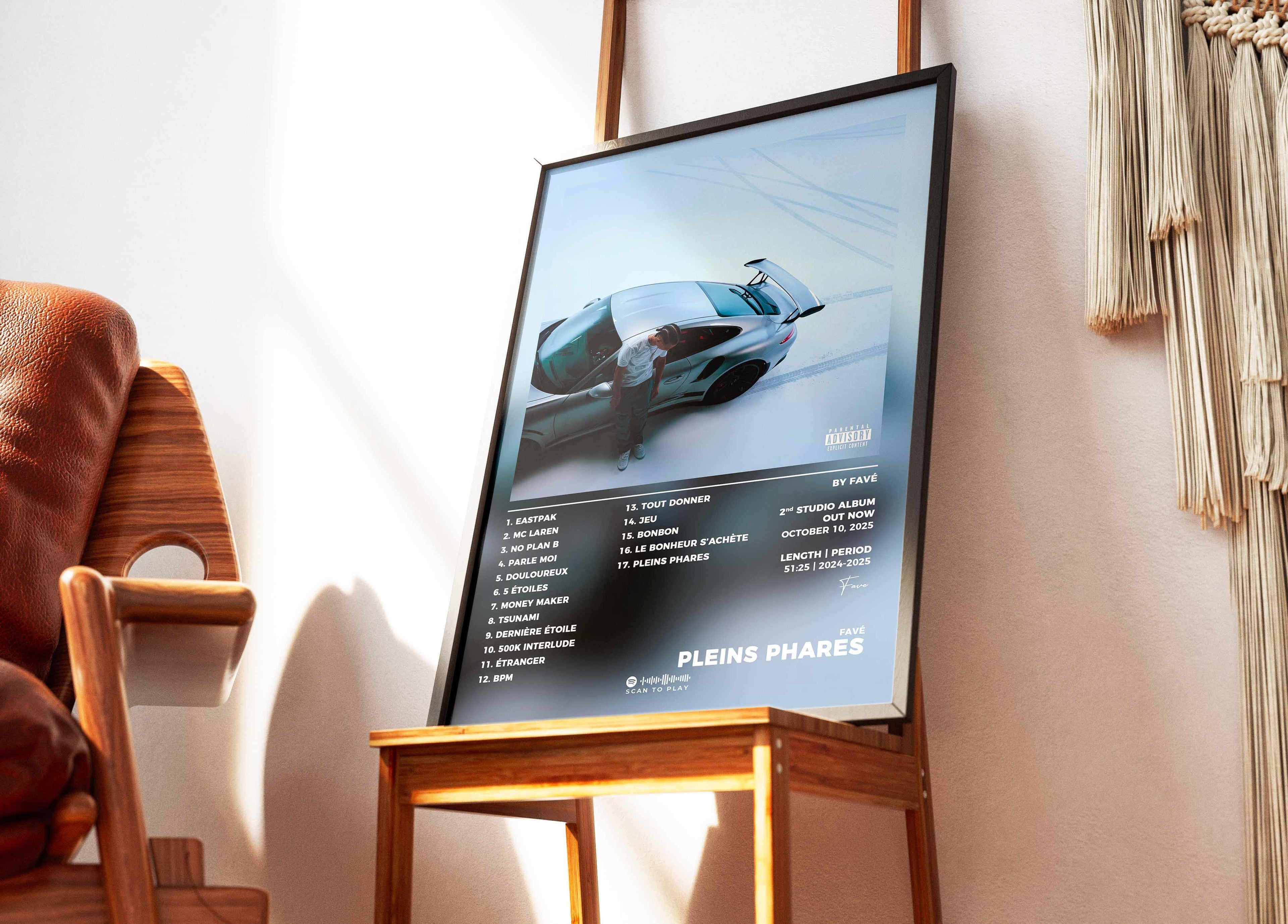 Affiche Pleins Phares avec homme à côté d'une voiture sportive sur chevalet en bois, fait en France, livraison gratuite 48h