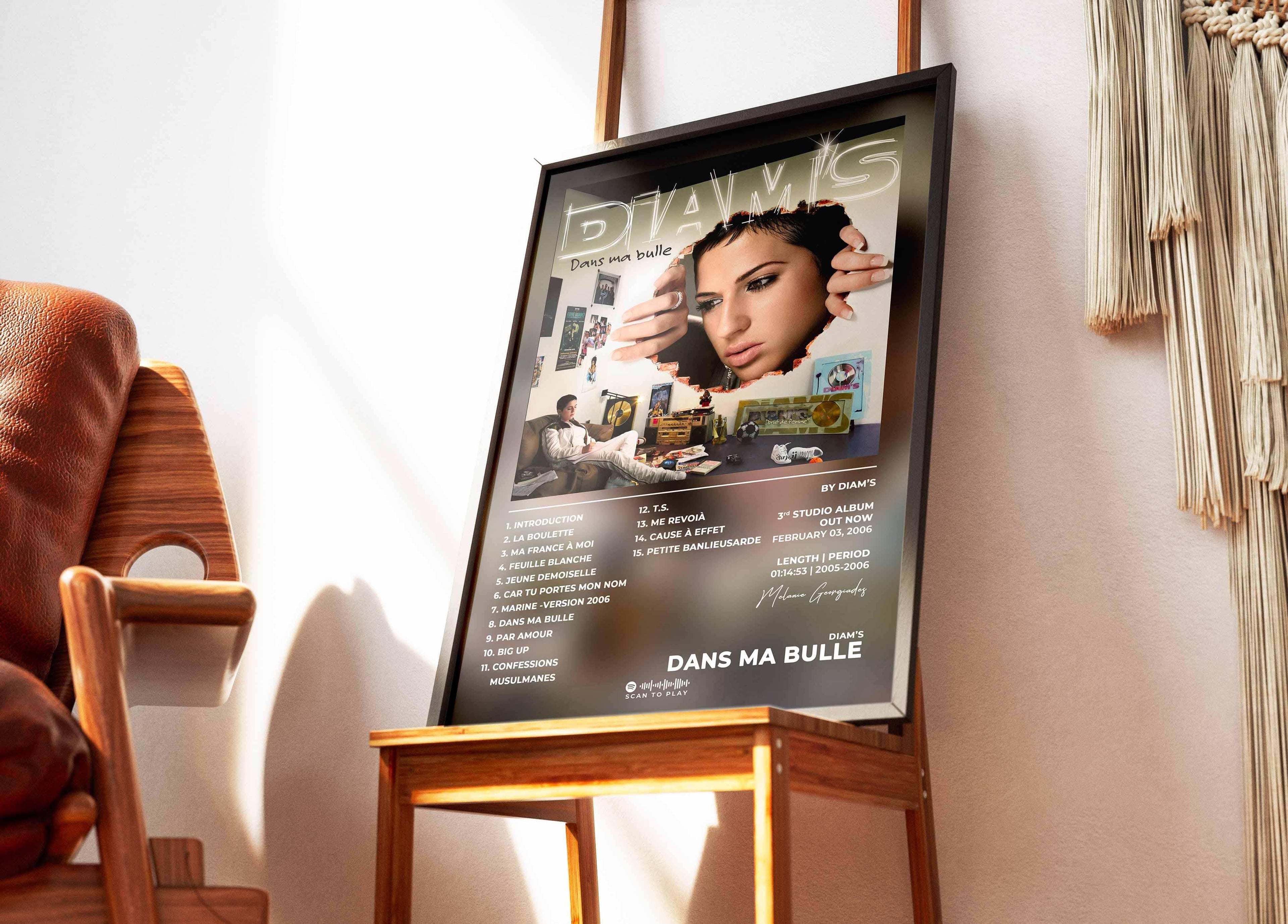 Affiche album posée sur chaise, fait en France, livraison 48h offerte, cadeau Noël idéal