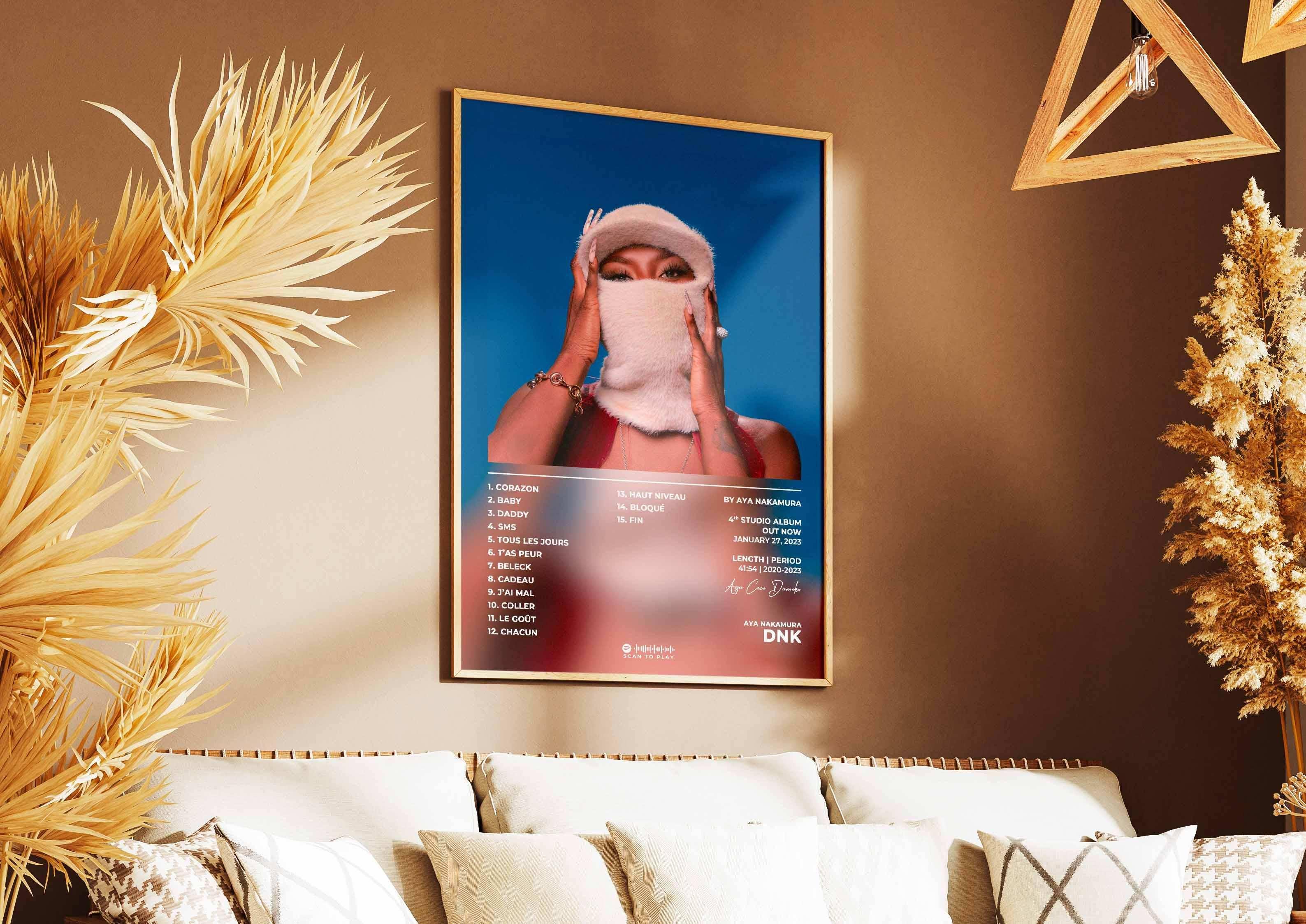 Affiche encadrée femme cagoule blanche sur fond bleu dans salon, fait en France, livraison 48h gratuite, cadeau idéal pour Noel