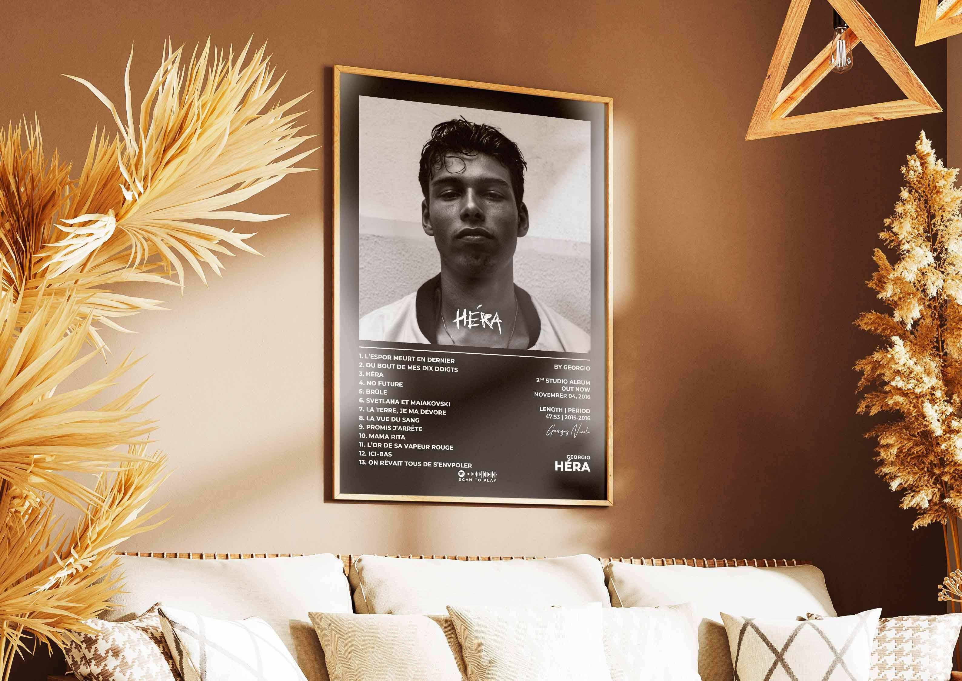 Affiche encadrée Héra accrochée dans salon cosy, fait en France, livraison gratuite 48h, cadeau idéal Noël